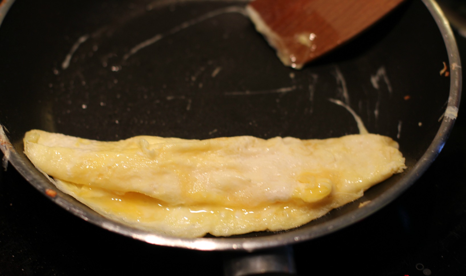 So klappst du das Omelette und diese Konsistenz hat es bevor du es aus der Pfanne nimmst.