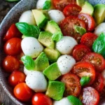 caprese salat mit avocado