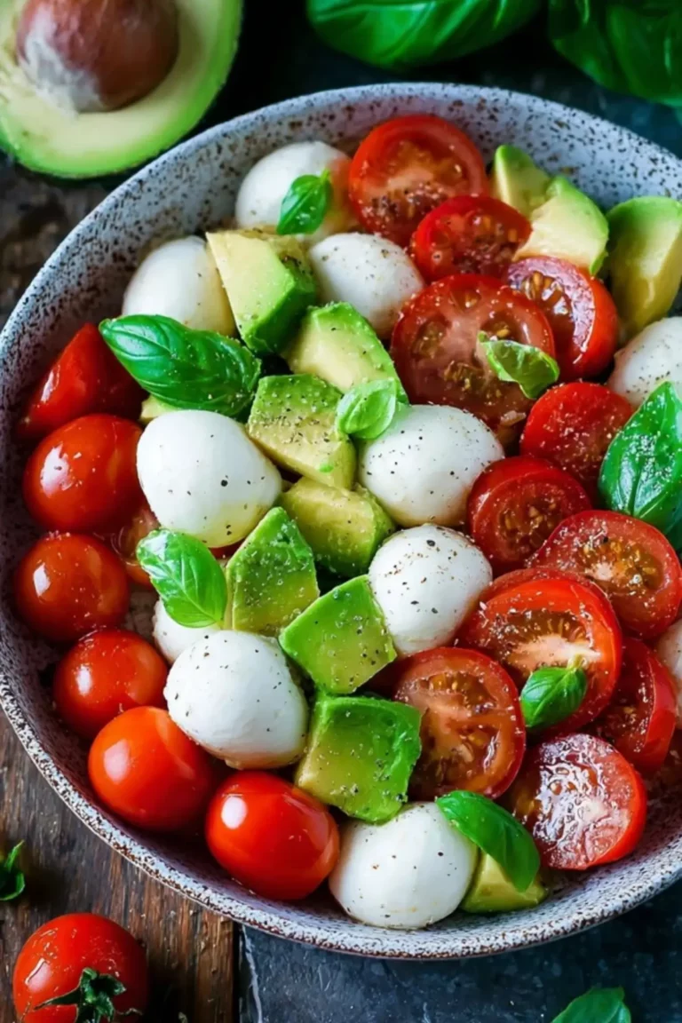 caprese salat mit avocado