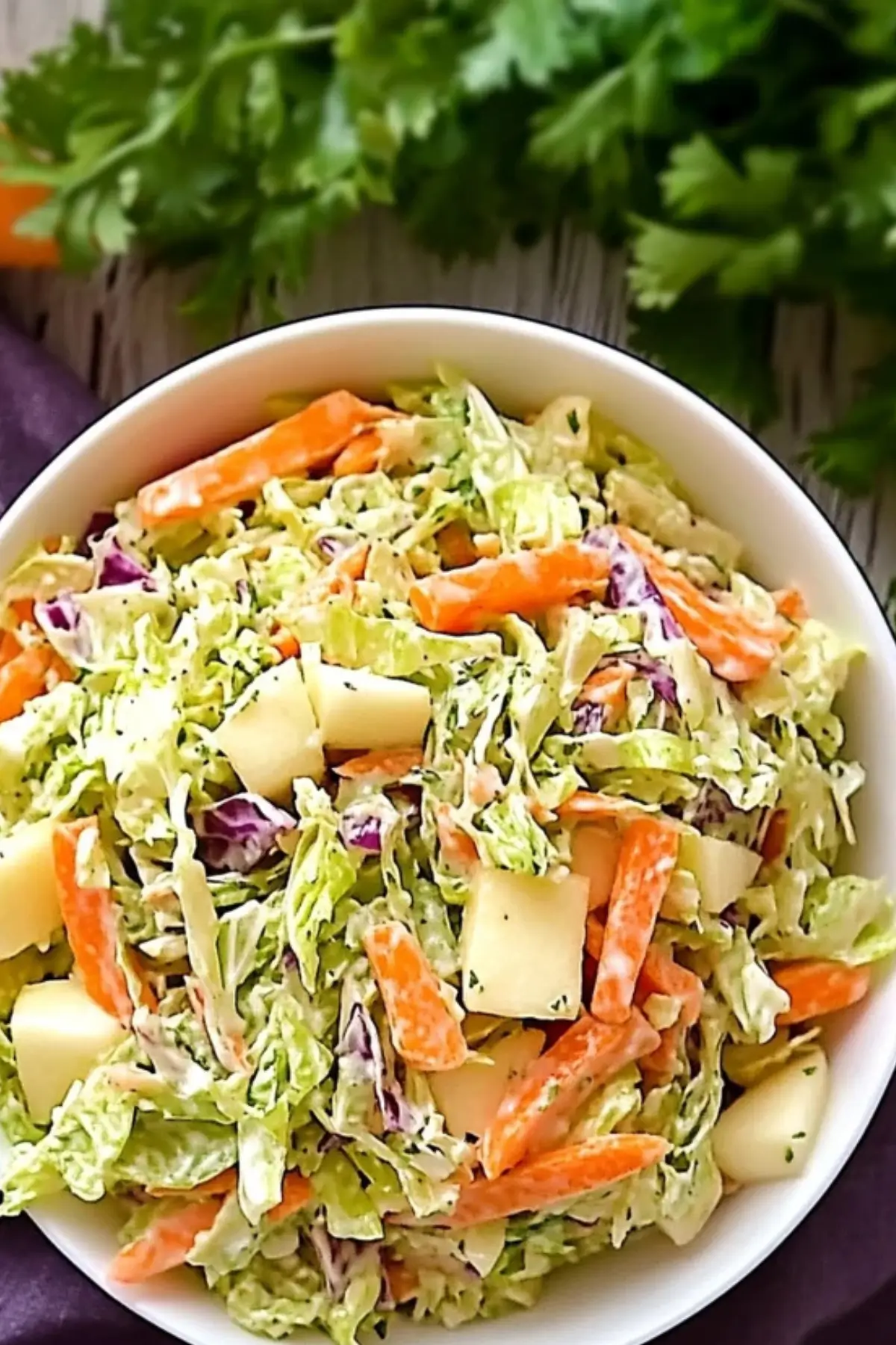 Chinakohlsalat mit Möhre und Apfel