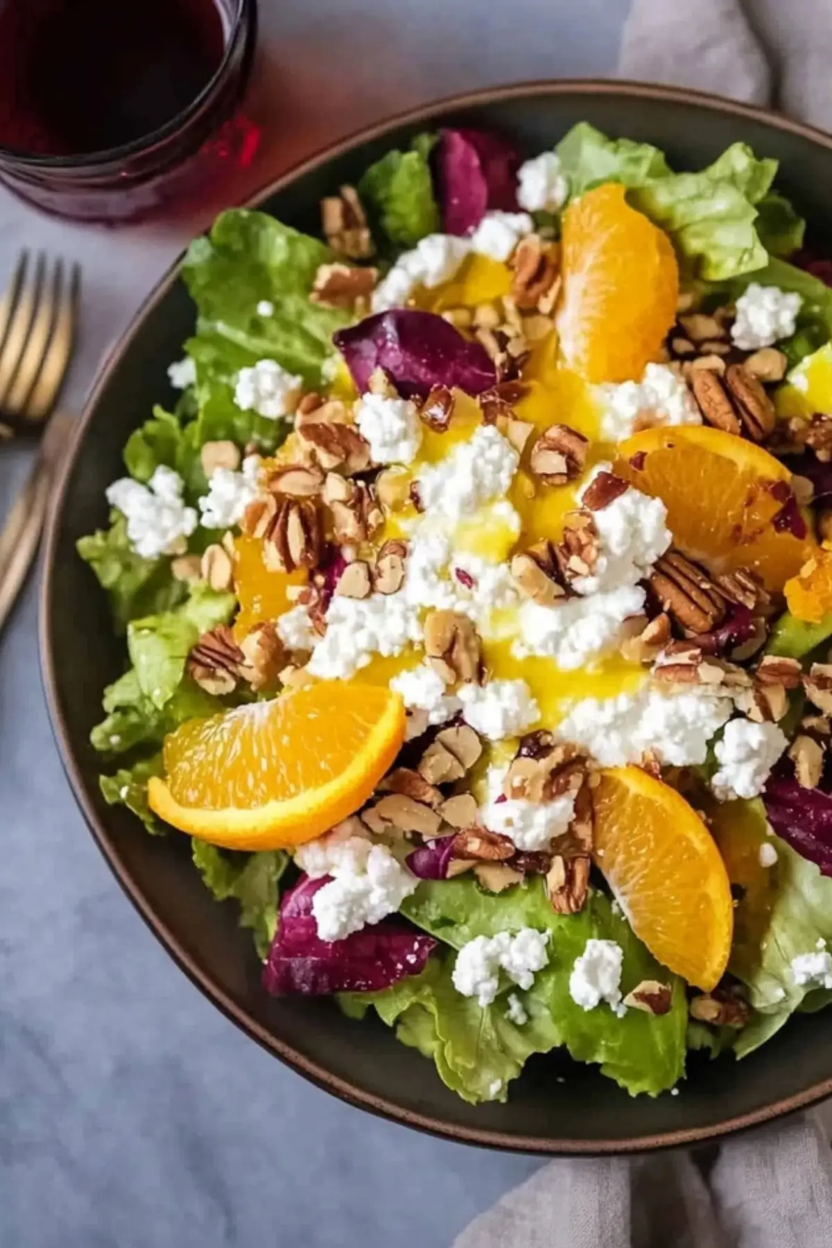 Wintersalat mit Orangen, Nüssen und Hüttenkäse
