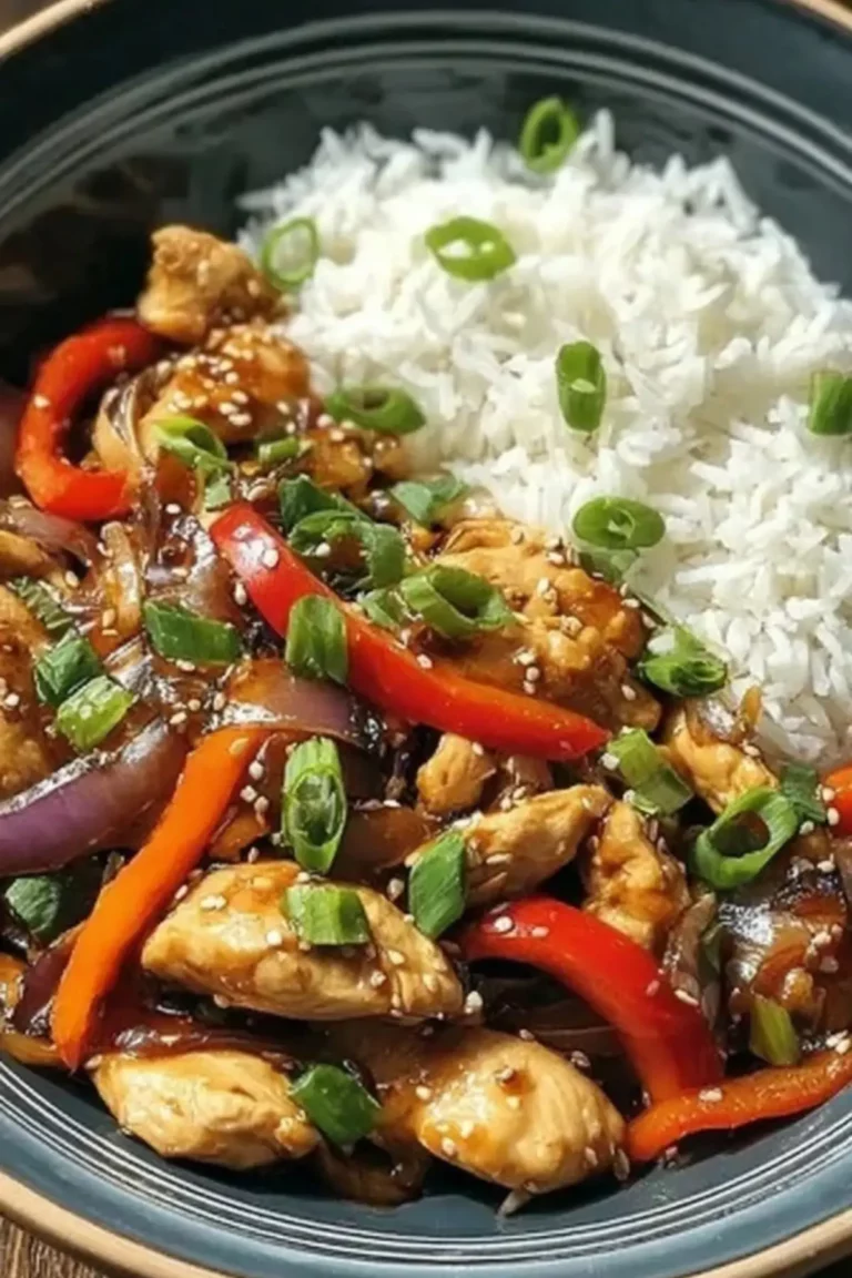 Chinesische Hähnchenpfanne mit Reis