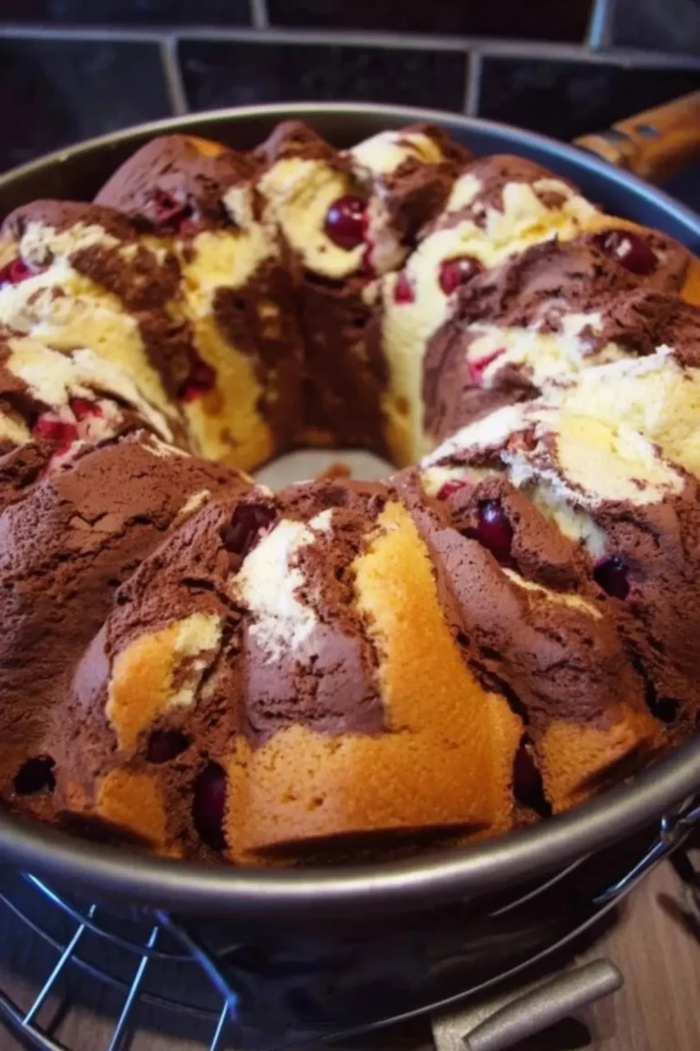 Marmorkuchen mit Kirschen
