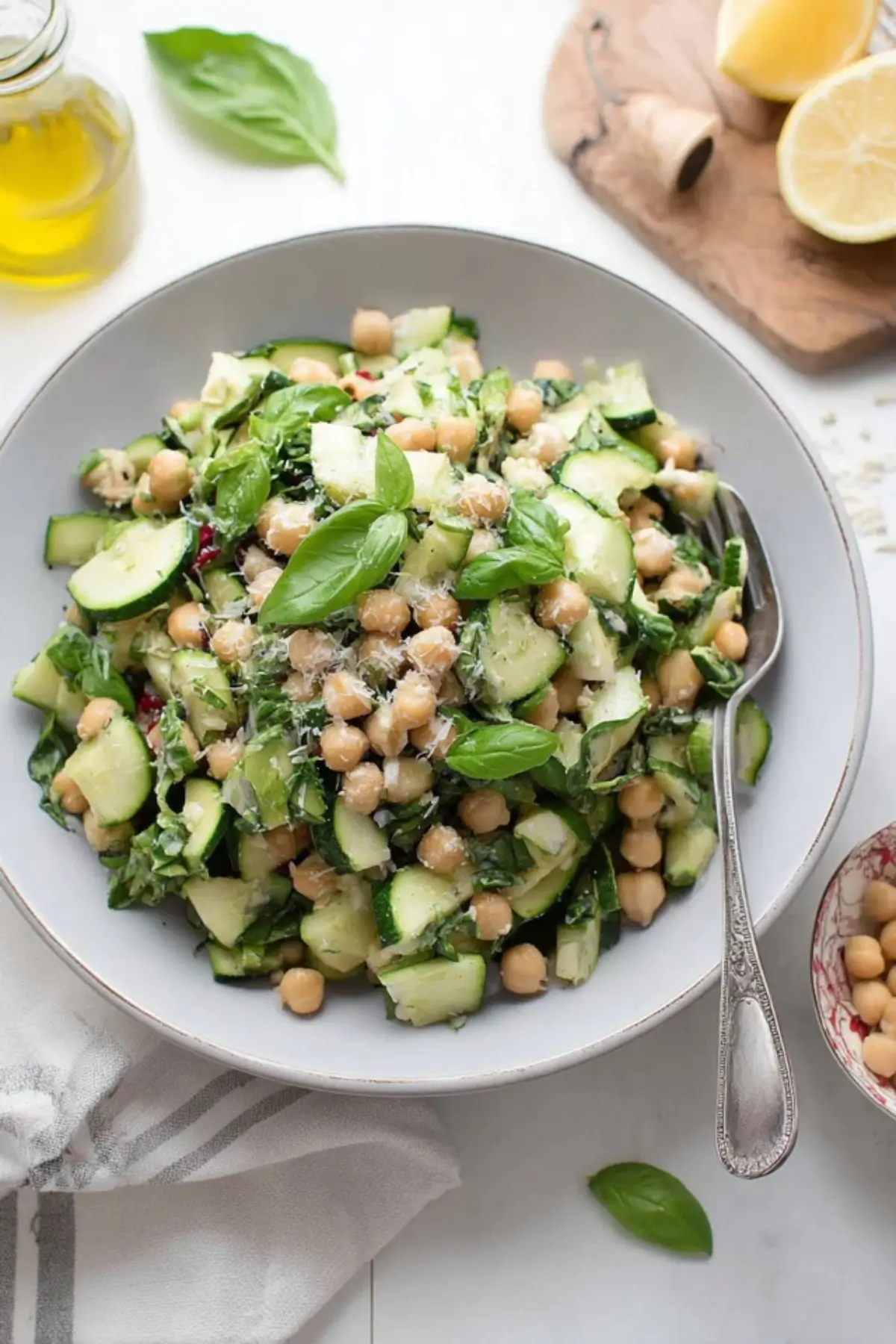 Zucchini-Salat mit Kichererbsen