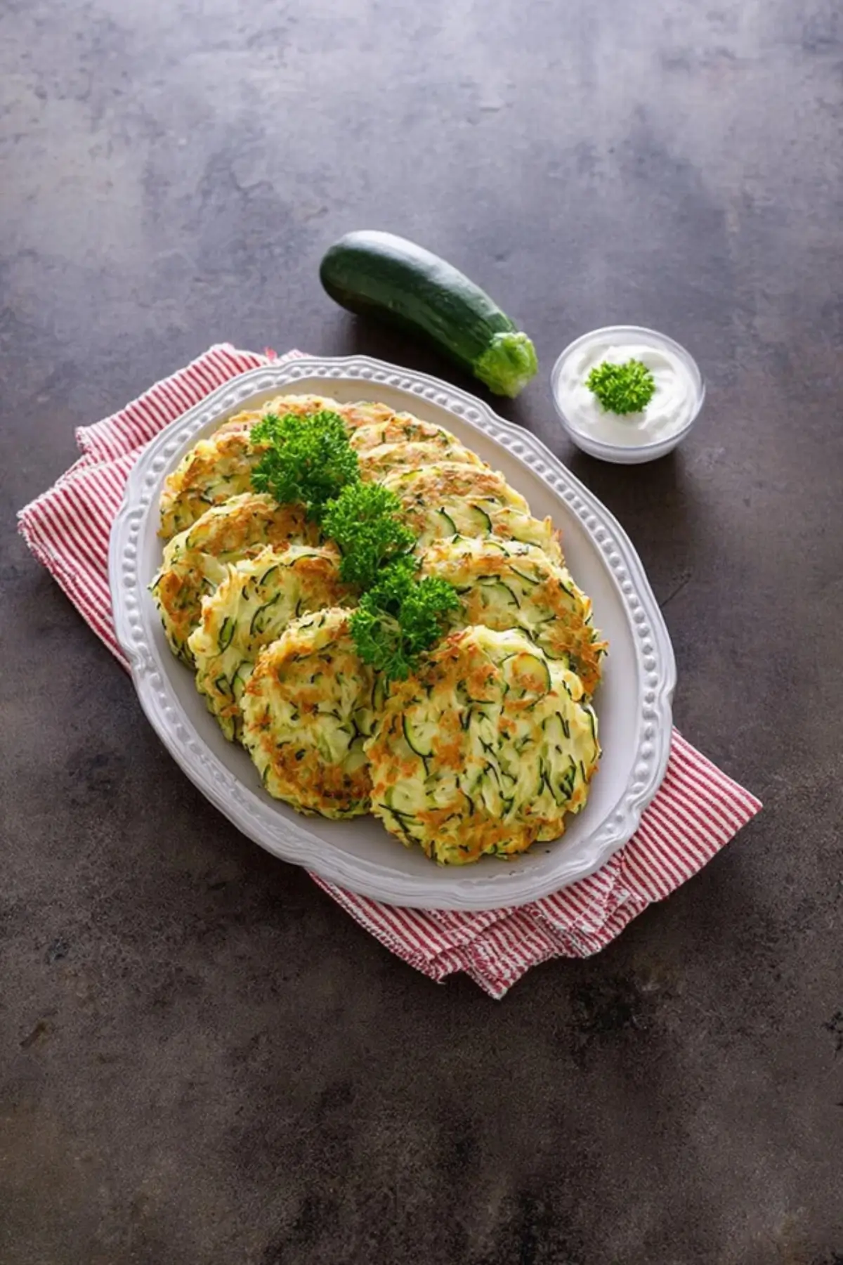 Zucchinipuffer aus dem Ofen: Einfaches Rezept für 12 Stück - Kochkomplizin