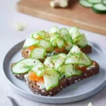 Gesundes Brot mit Gurke und Lachs auf Vollkornbrot