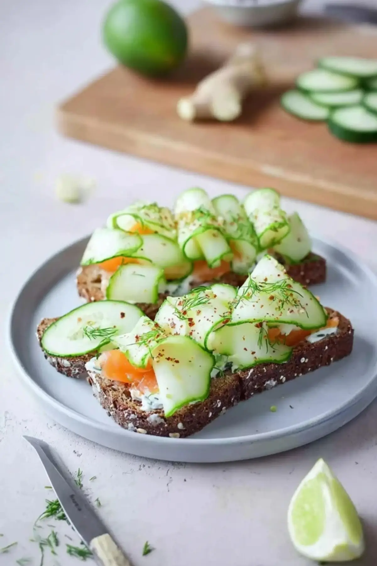 Gesundes Brot mit Gurke und Lachs auf Vollkornbrot