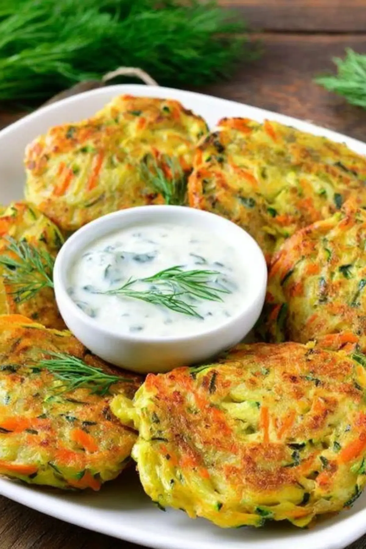 Reibekuchen mit Zucchini und Karotten, goldbraun gebraten