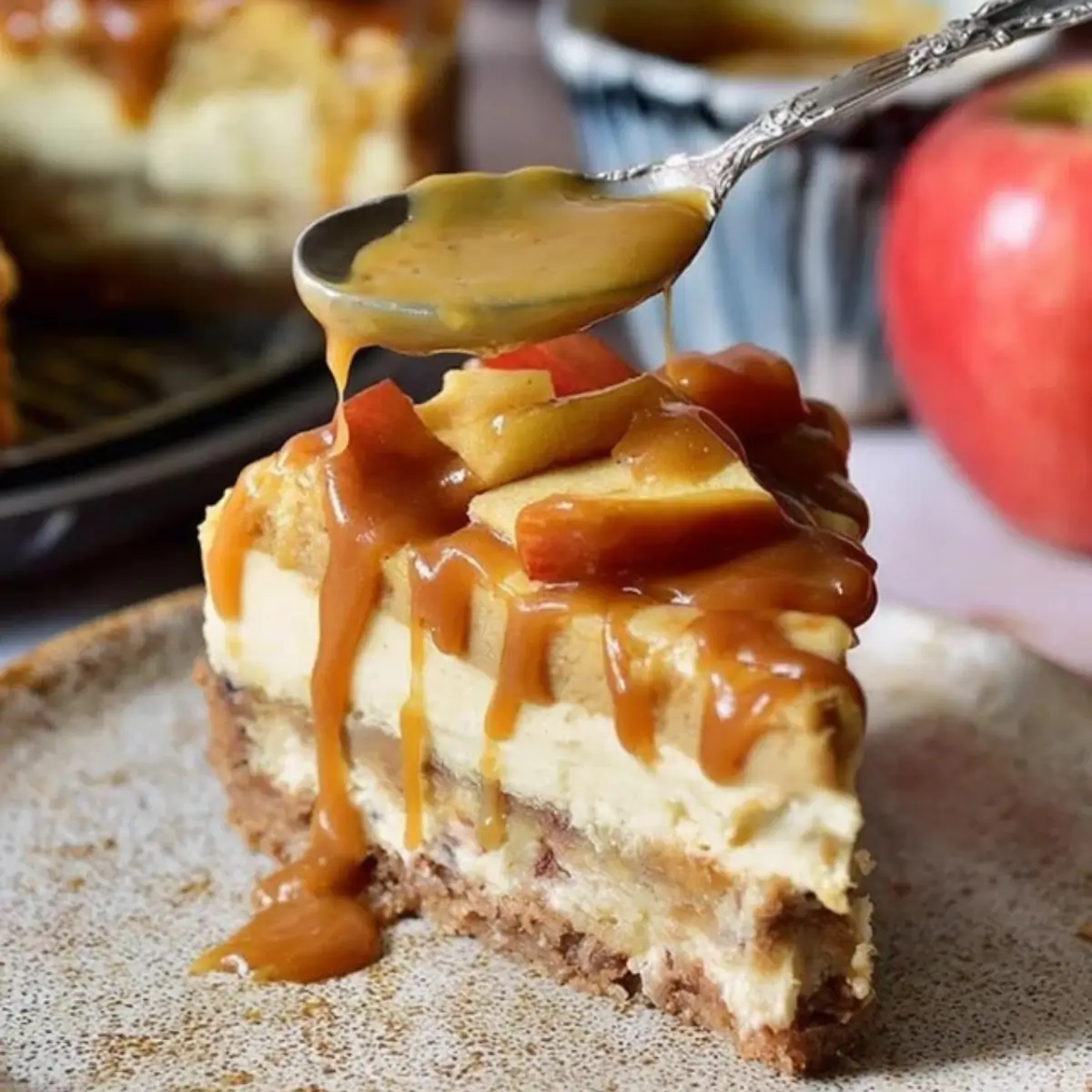 Apfel-Käsekuchen mit Karamell – Das perfekte vegane Herbstdessert ...