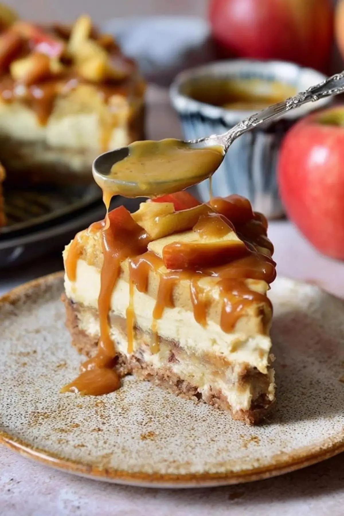Apfel-Käsekuchen mit Karamell – Das perfekte vegane Herbstdessert ...