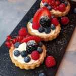 Torteletts mit Zitronen-Vanillecreme und Beeren