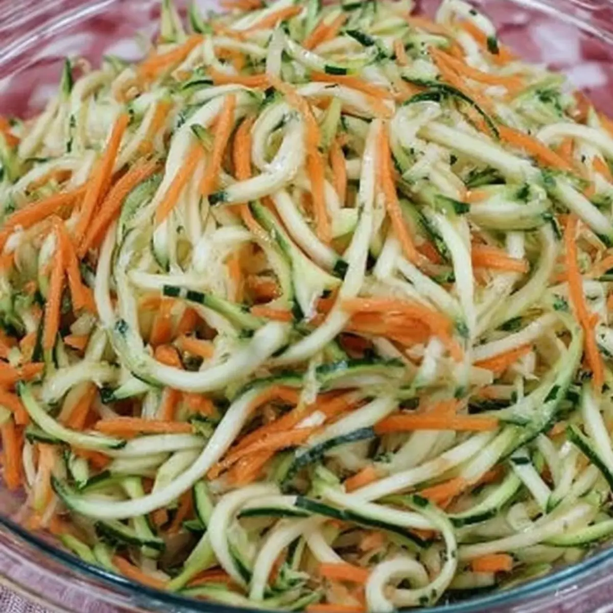 Klam Rotte Zucchini-Salat mit Karotte – Ein gesunder Sommersalat - Kochkomplizin