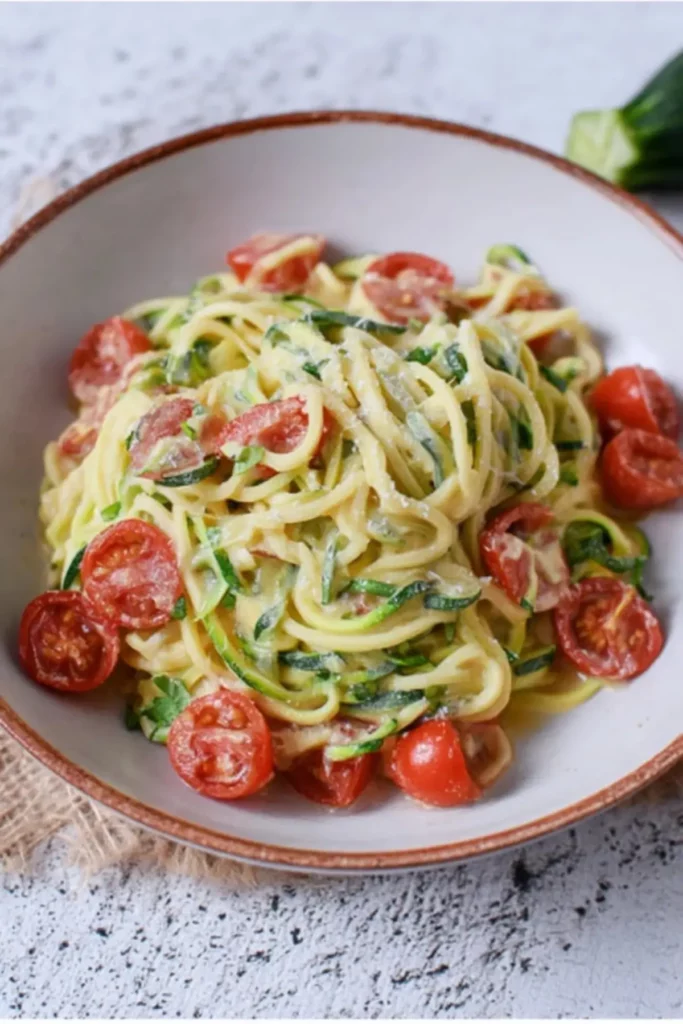 Zucchini-Spaghetti mit Frischkäsesoße und Tomaten - Kochkomplizin Zucchini-Spaghetti mit Frischkäsesoße und Tomaten - Kochkomplizin