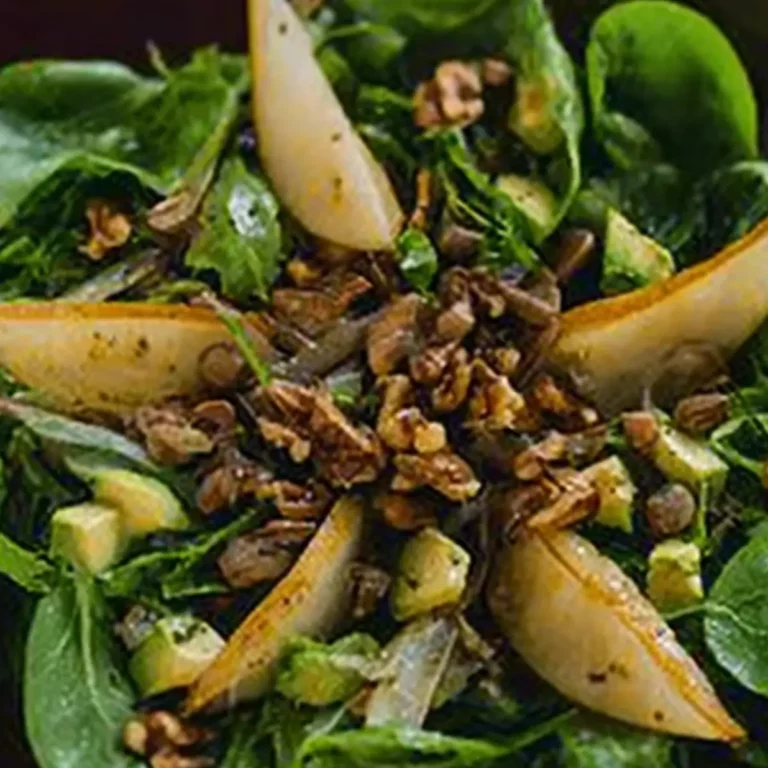 Feldsalat mit Birne, Walnüssen und Avocado