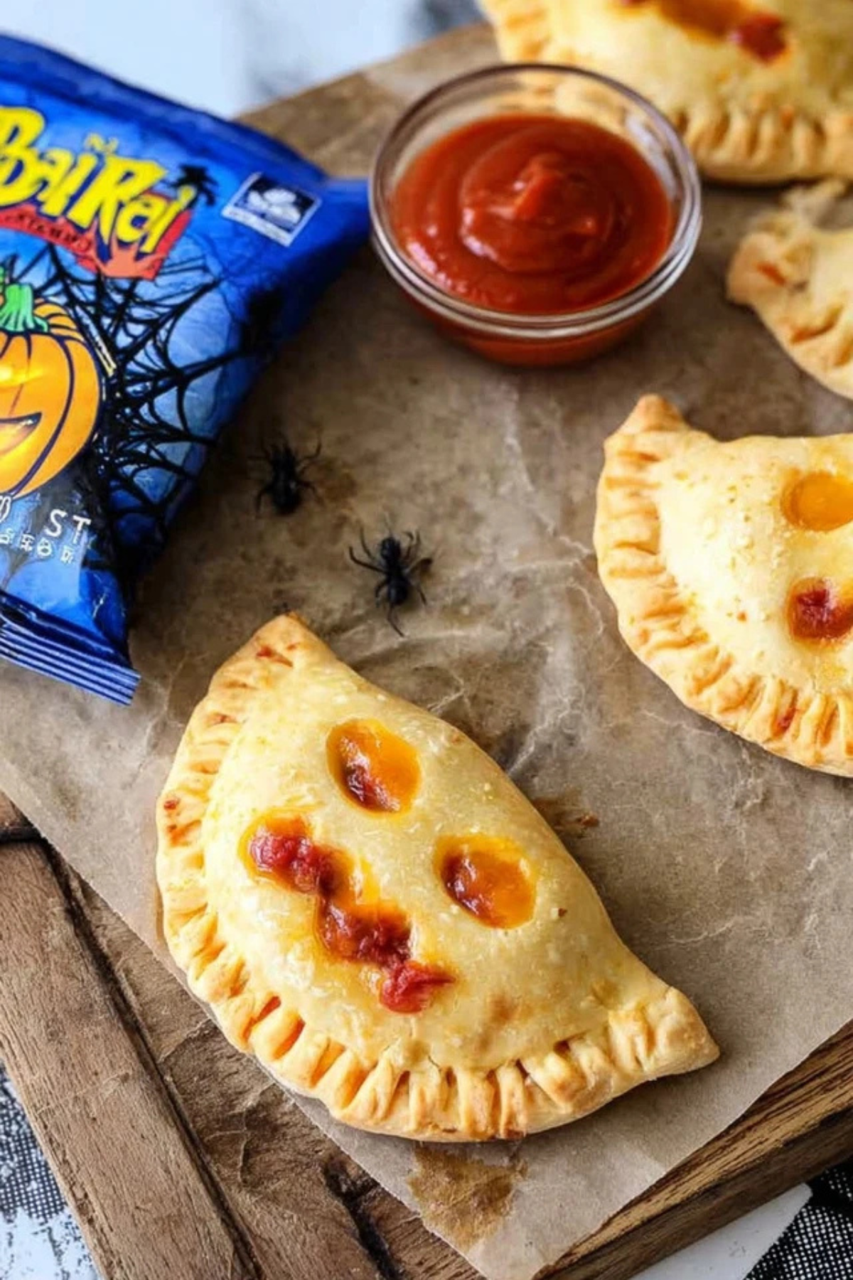 Gefüllte Halloween Pizzataschen als Fingerfood