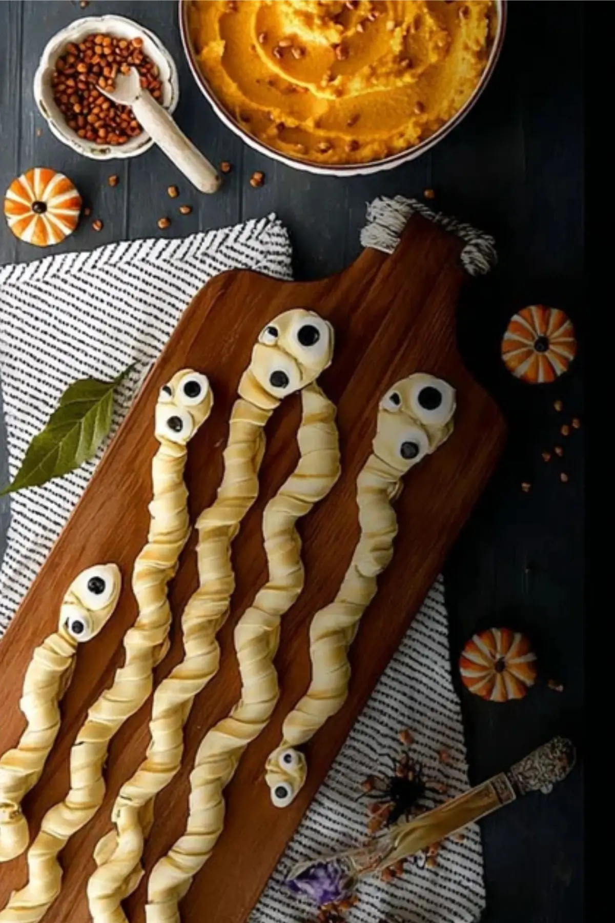 Halloween-Schlangen mit Kürbisdip