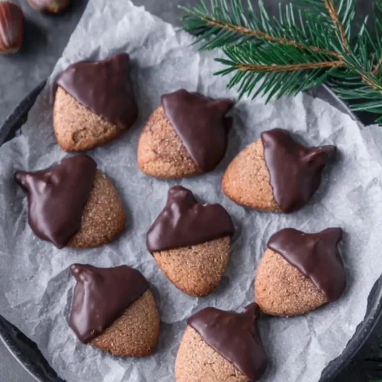 Herbstliche Mürbteigkekse mit Schokoglasur