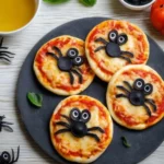 Kleine Halloween Pizza mit Oliven, Tomatensauce und Mozzarella