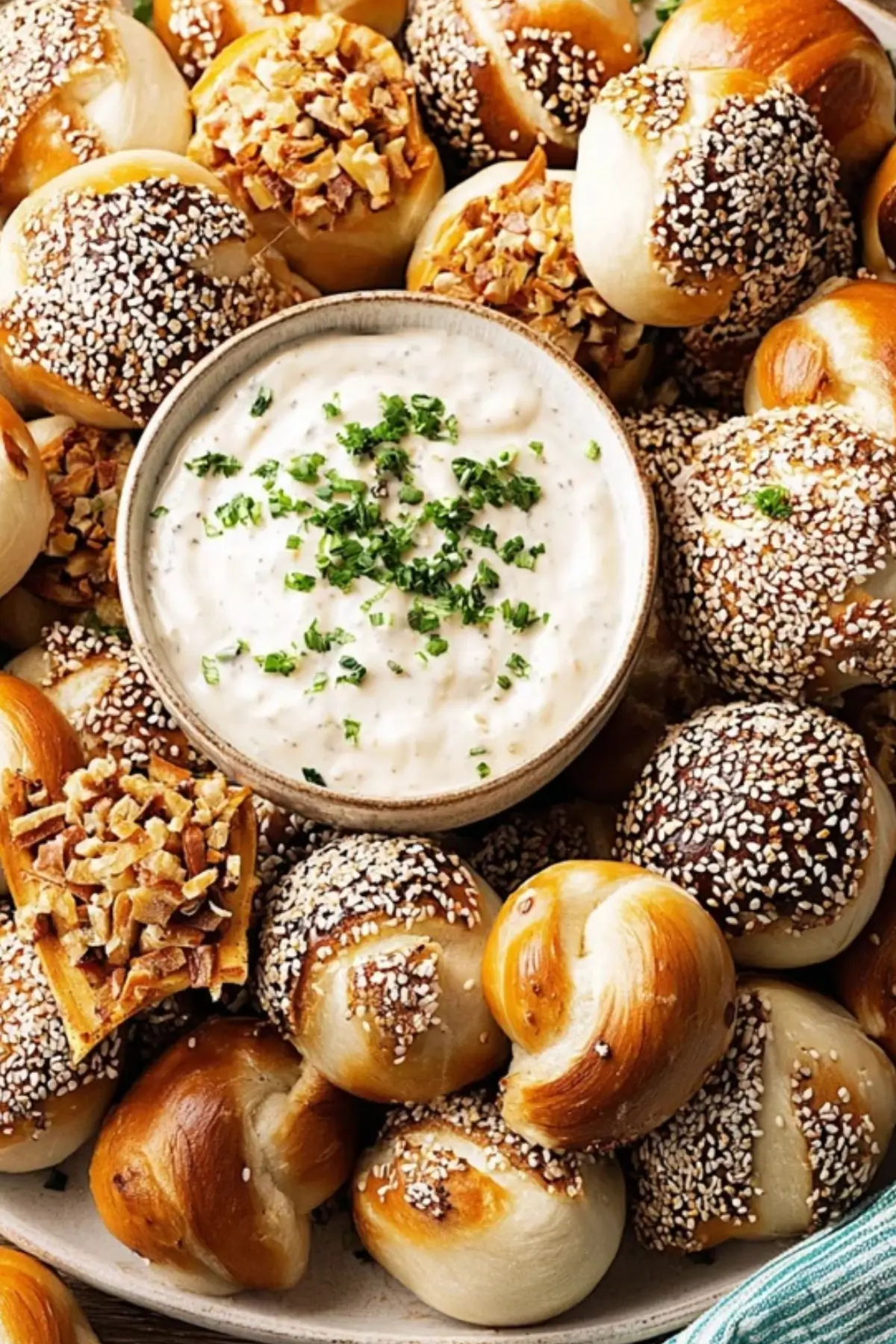 Mini Laugenkonfekt Rezept mit Zwiebel-Dip