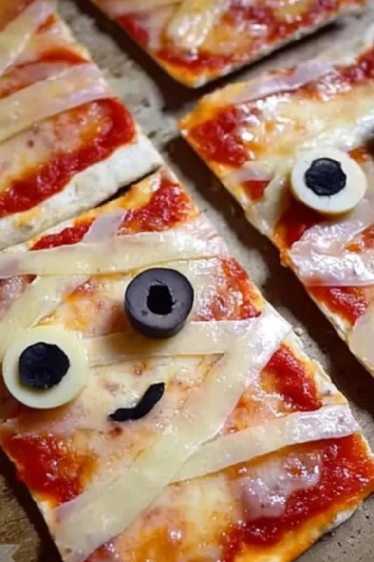 Mumien Pizzen – Halloween Snack für kleine Gruselfreunde
