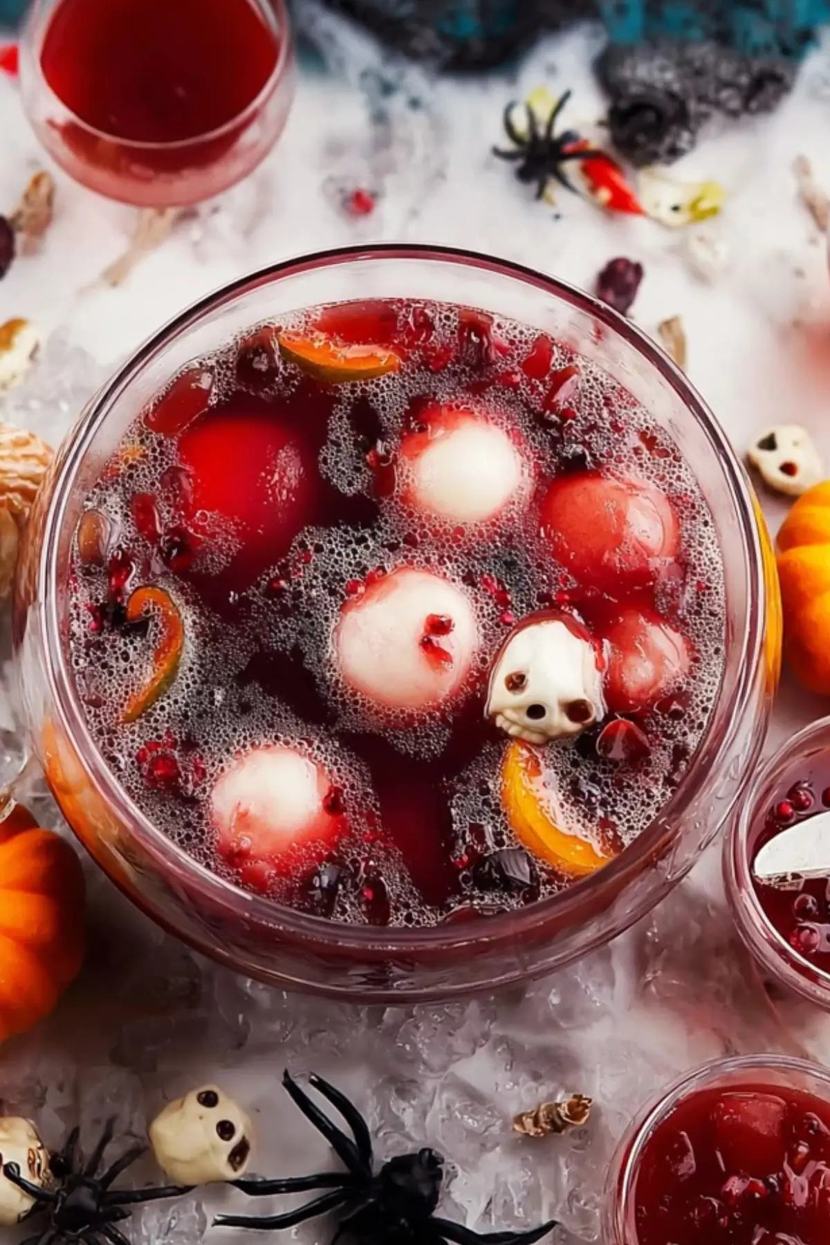 Schaurige Halloweenbowle mit Eishand