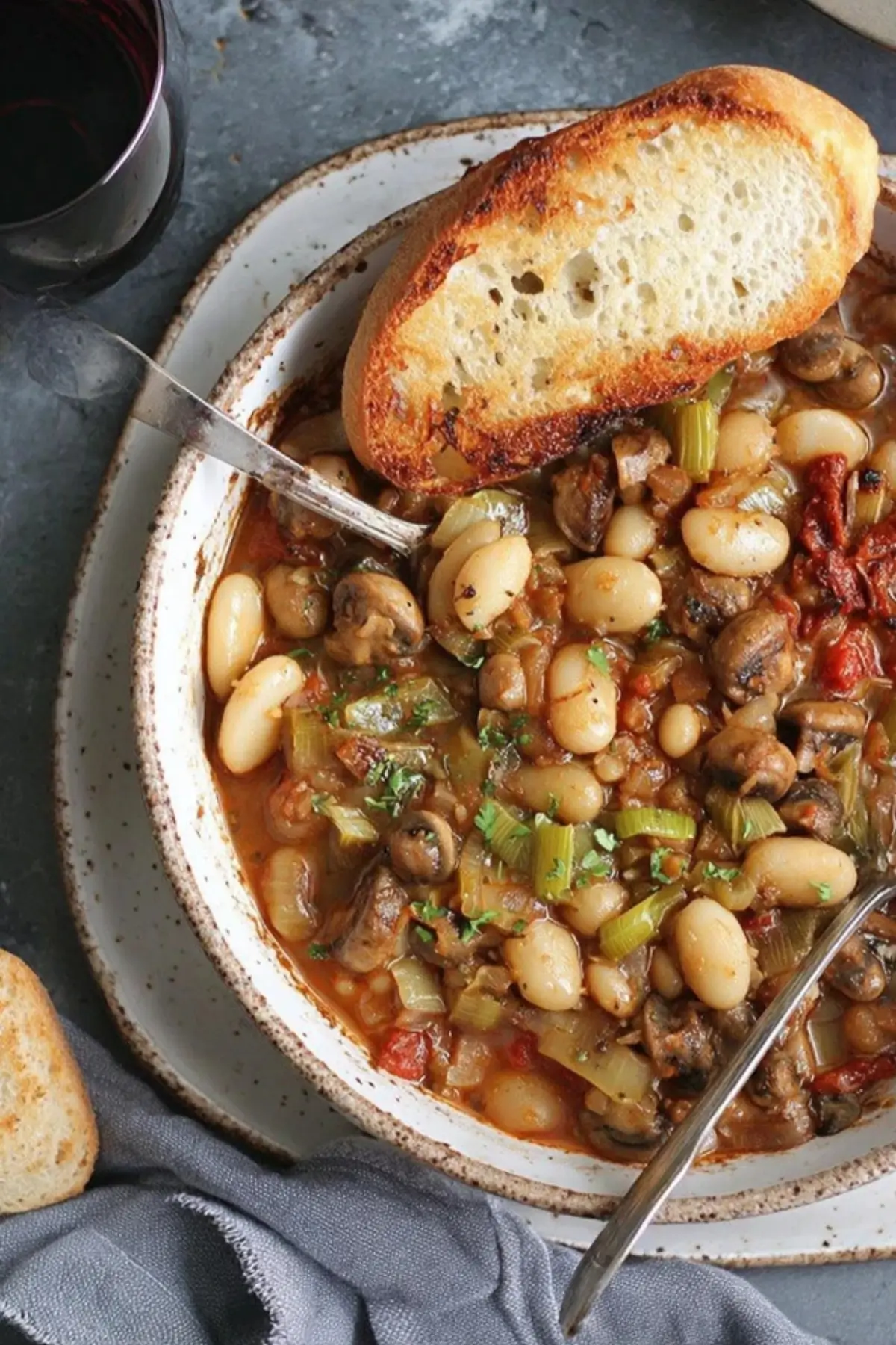 Schmortopf mit Pilzen, weißen Bohnen & Lauch aus dem Ofen - Kochkomplizin Schmortopf mit Pilzen, weißen Bohnen & Lauch aus dem Ofen - Kochkomplizin