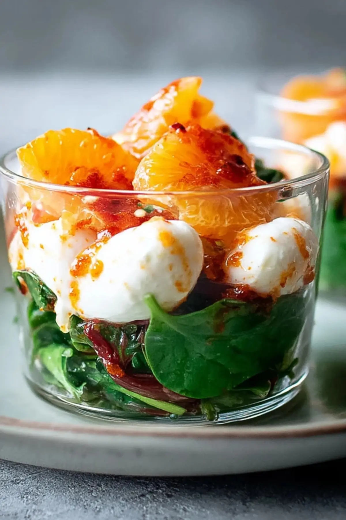 FELDSALAT MIT ORANGEN-CHILI-DRESSING UND MOZZARELLA