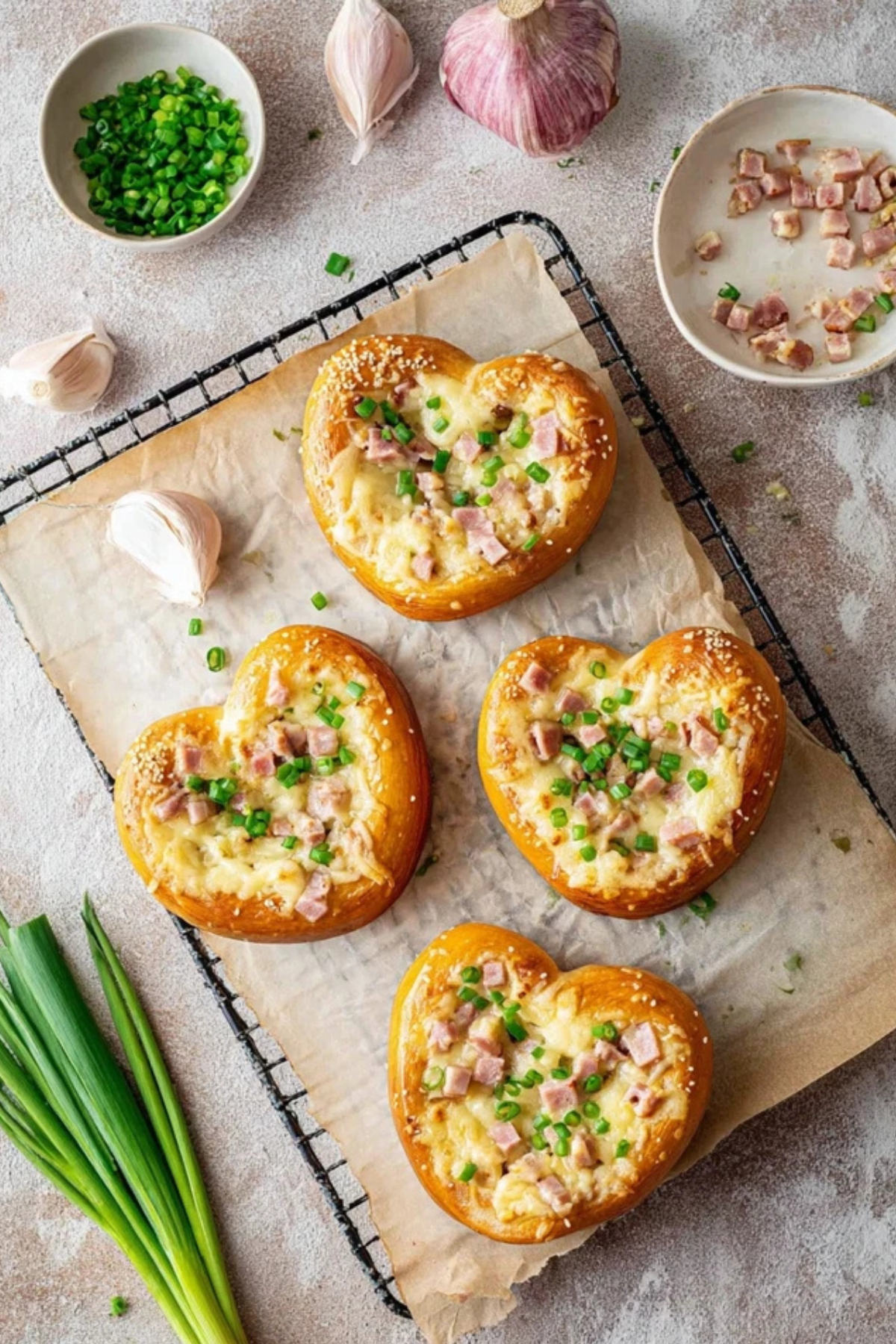 Überbackene Brezeln mit Schinken und Käse