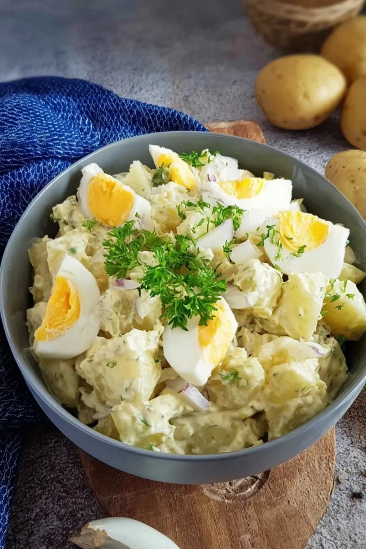 Klassischer Kartoffelsalat mit Ei und Mayonnaise