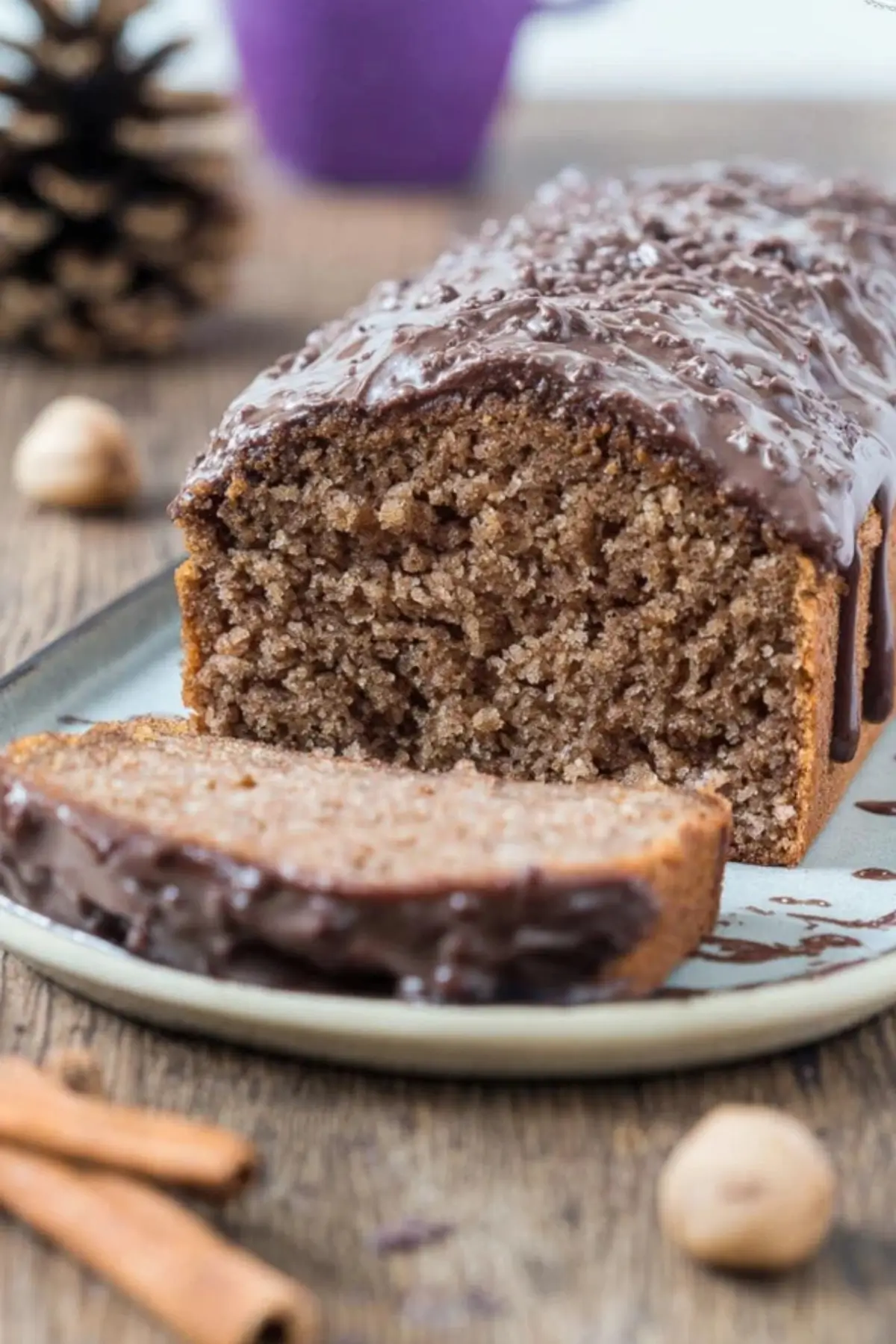 Saftiger Gewürzkuchen mit Schokolade