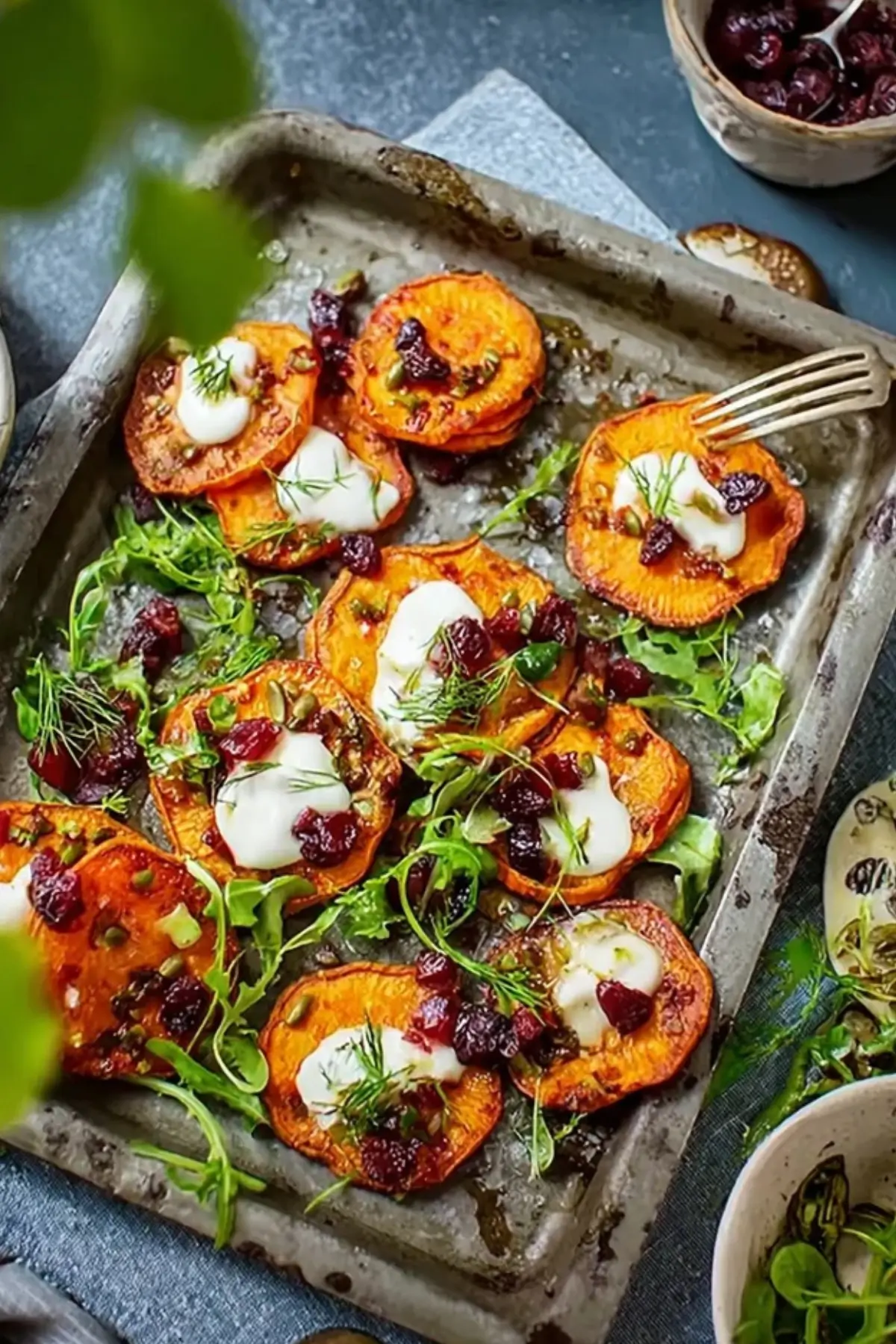 Überbackene Süßkartoffelscheiben zu Salat