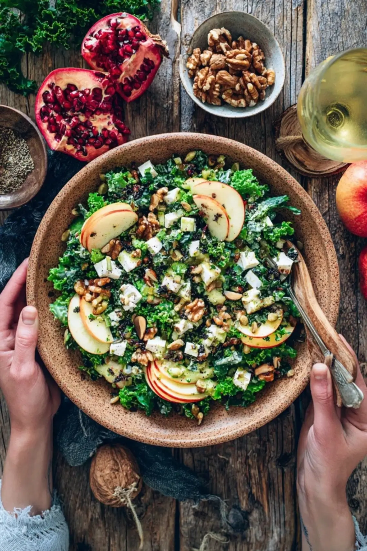 Grünkohlsalat mit Apfel, Nüssen und veganem Feta – Der beste ... Grünkohlsalat mit Apfel, Nüssen und veganem Feta – Der beste ...