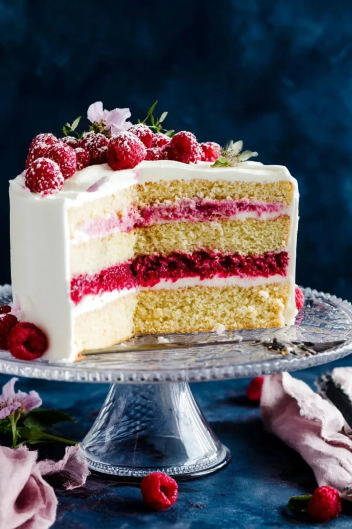 Himbeertorte mit Biskuitböden & Himbeercreme Füllung