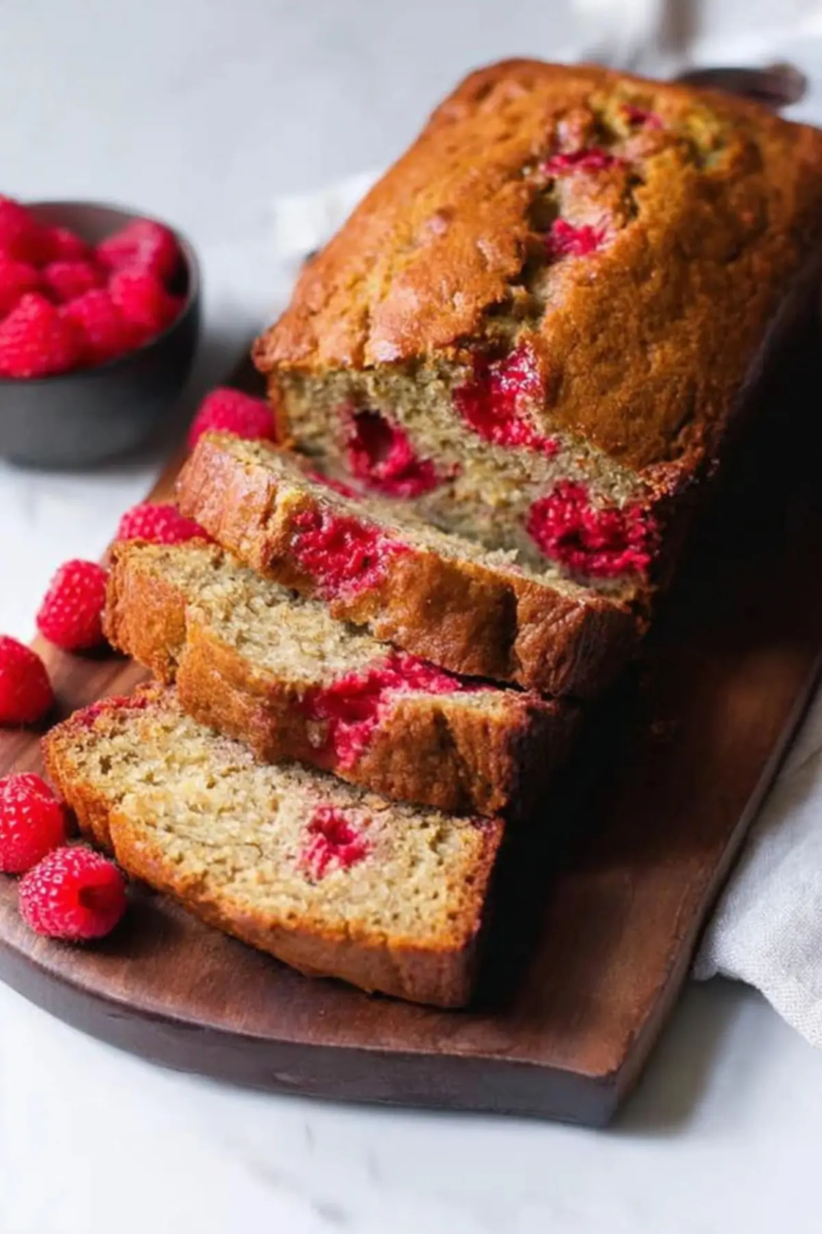 Saftiges Bananenbrot mit Himbeeren