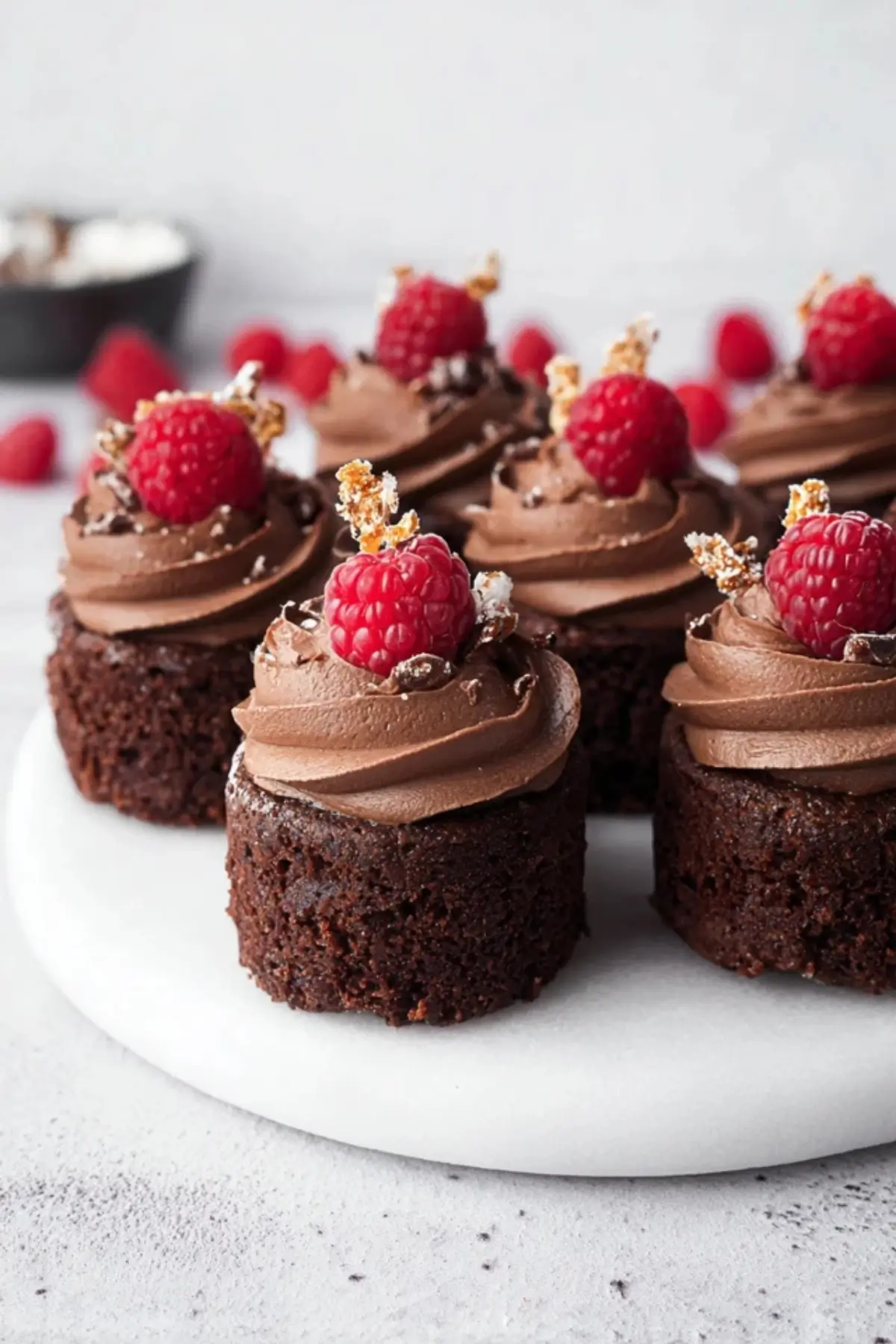 Brownie mini Törtchen mit Schokocreme & Himbeeren