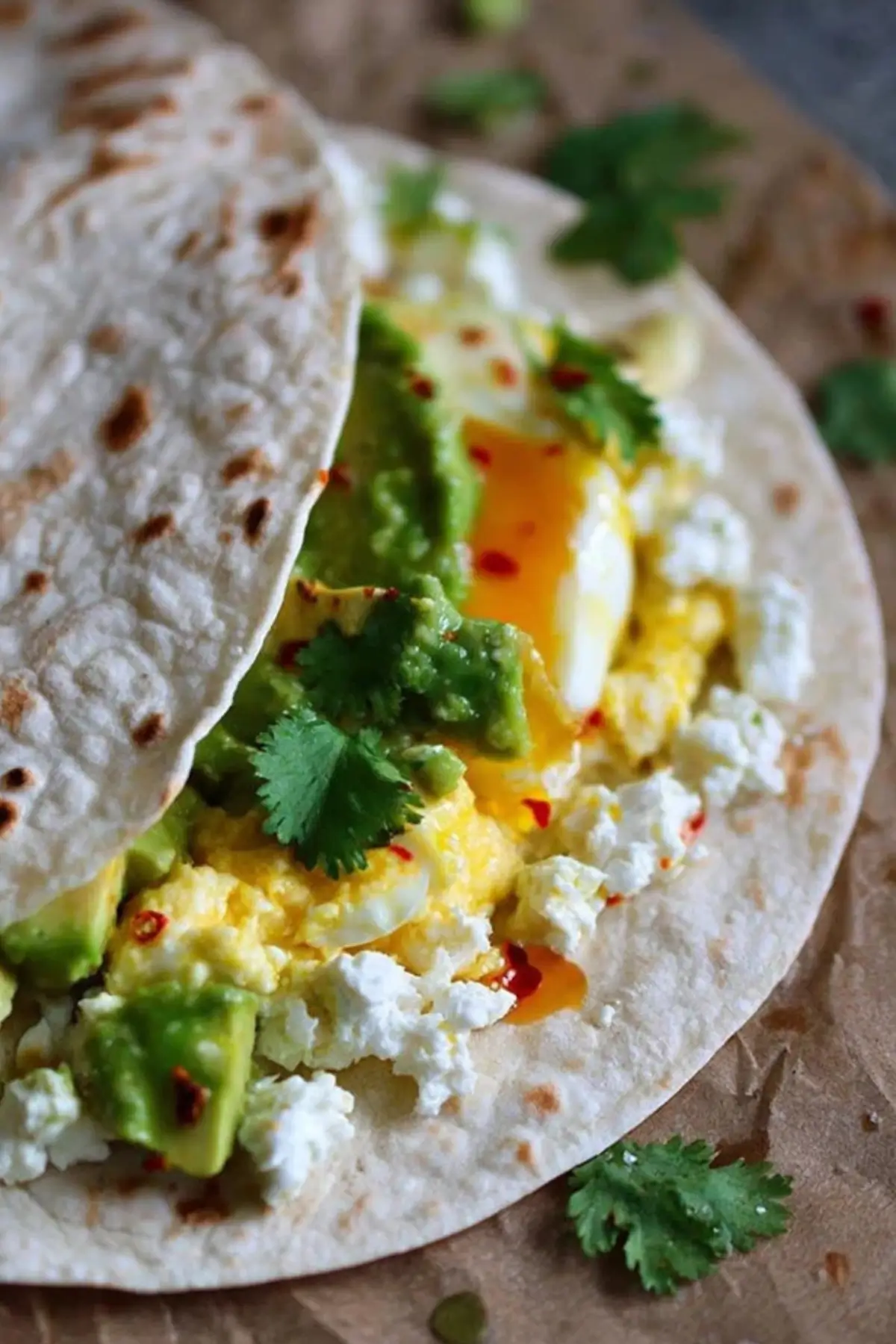 Frühstückswrap mit Ei und Avocado