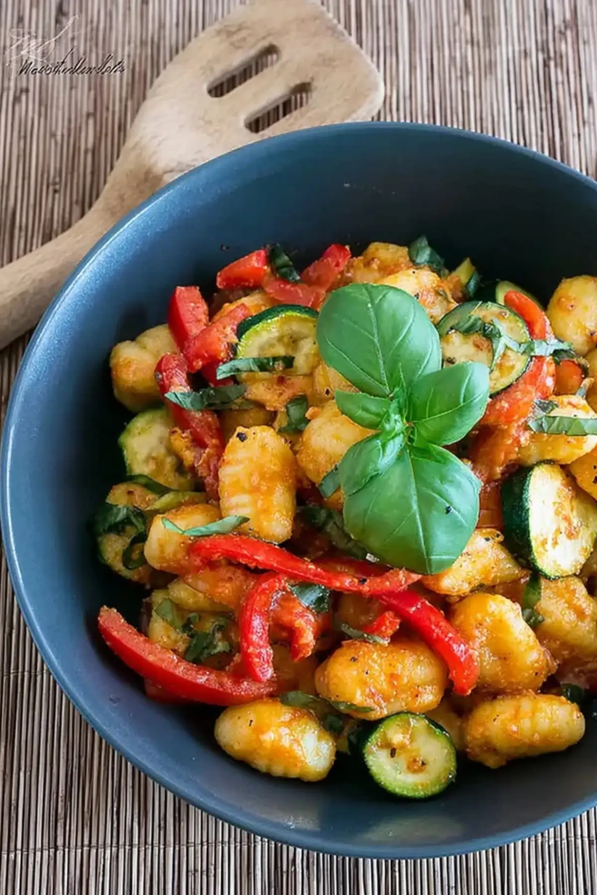 Lauwarmer Gnocchi Salat mit Paprika und Zucchini
