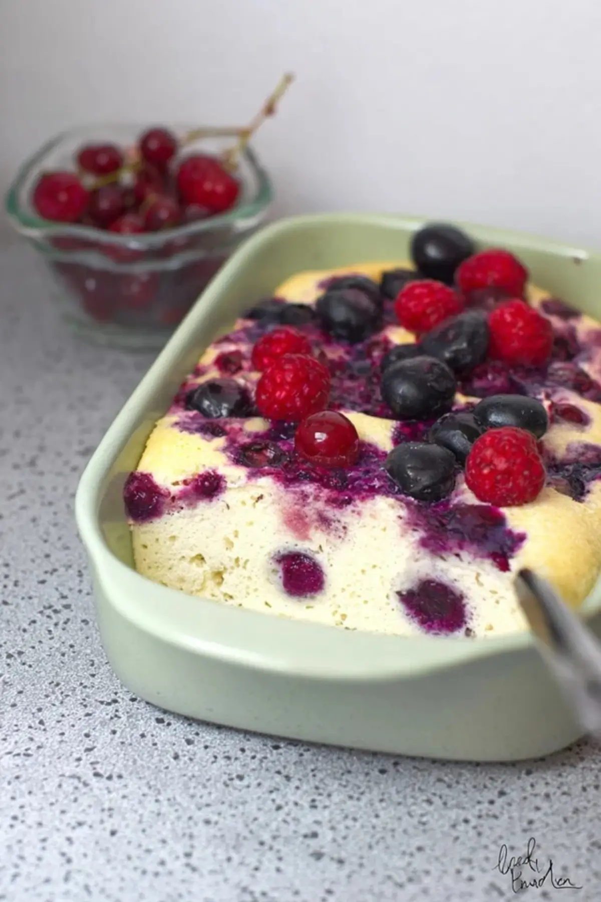 Quark Grieß Auflauf mit Beeren und Sommerobst