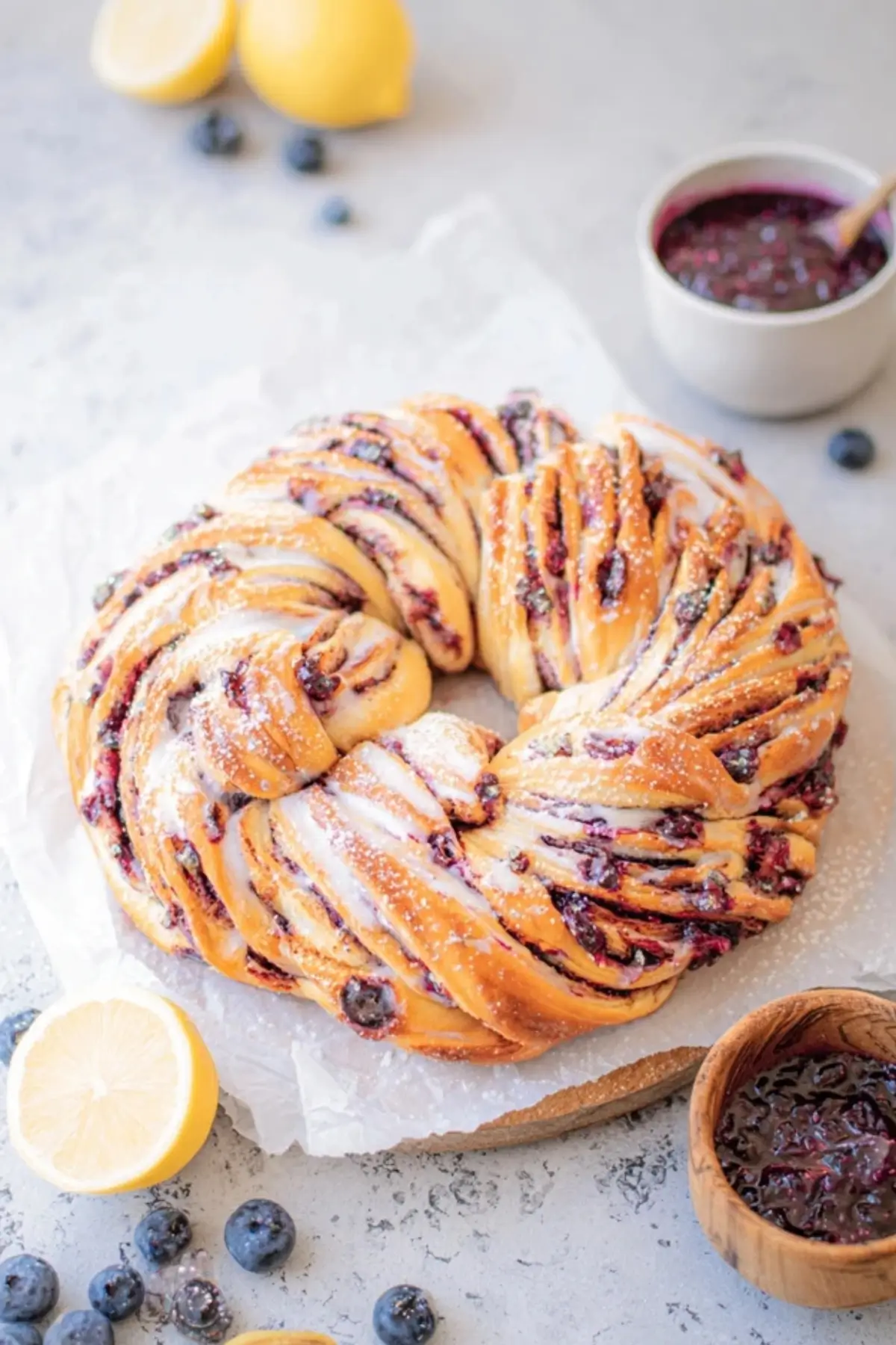 Hefekranz mit Marmelade