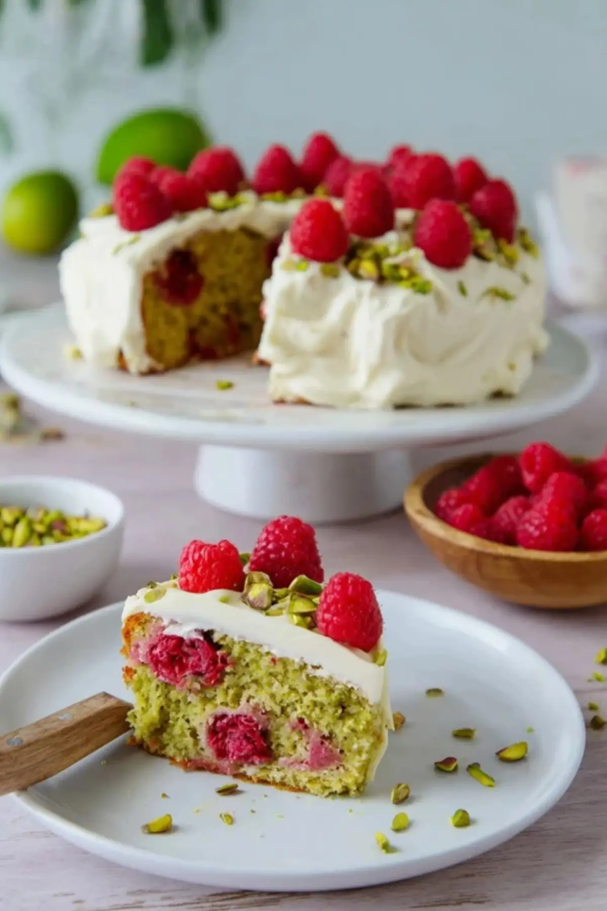 Pistazienkuchen mit Himbeeren und Limetten Creamcheesefrosting