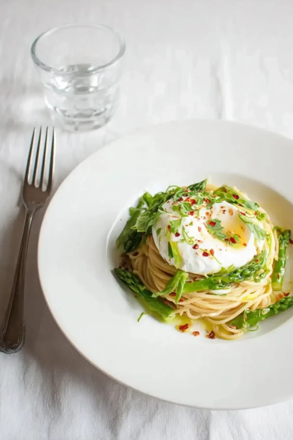 Spaghetti mit grünem Spargel, Burrata, Chili & Zitrone