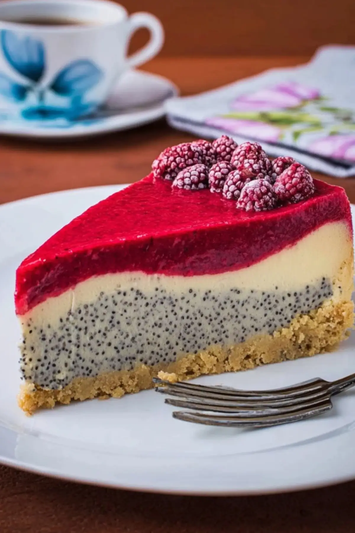 Veganer Mohn Käsekuchen mit fruchtigem Himbeerspiegel