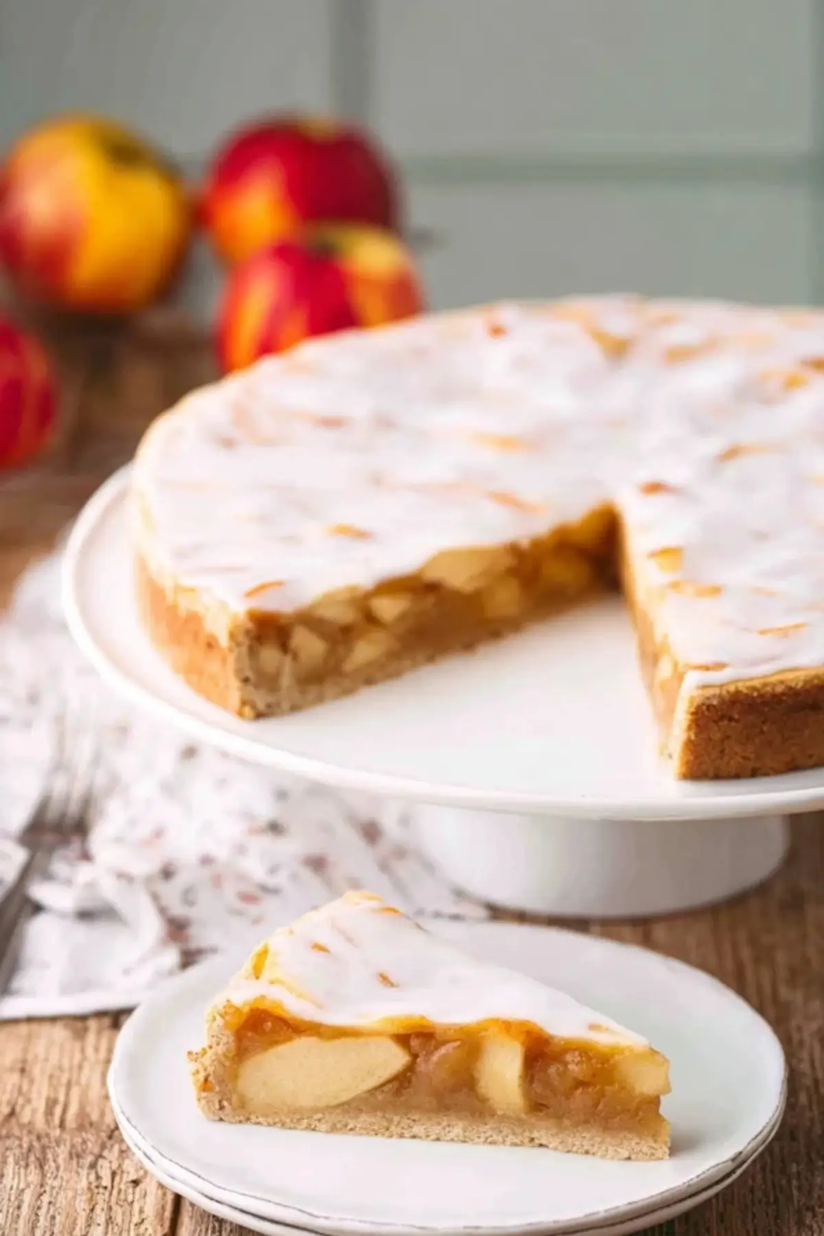 Veganer gedeckter Apfelkuchen