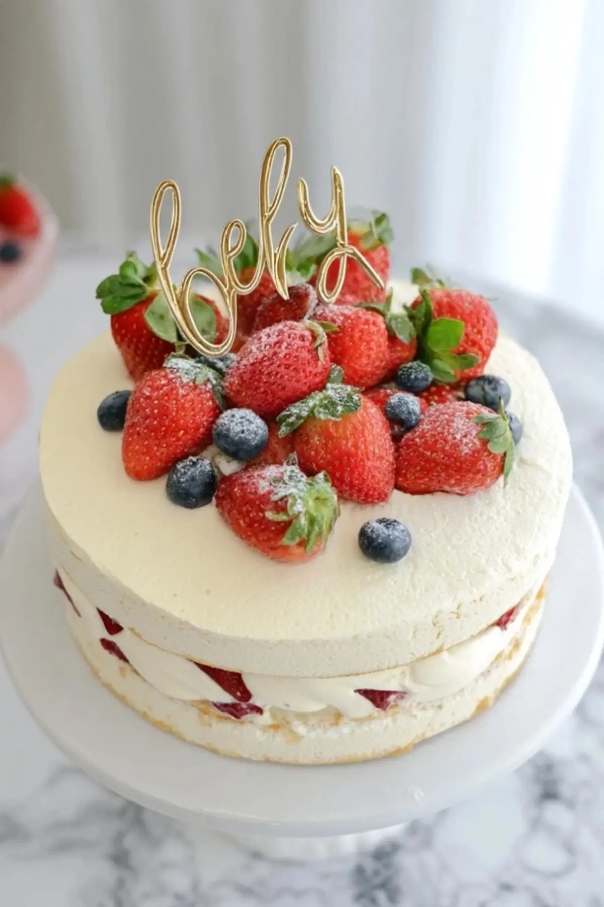 Erdbeertorte mit Biskuitboden und Sahne