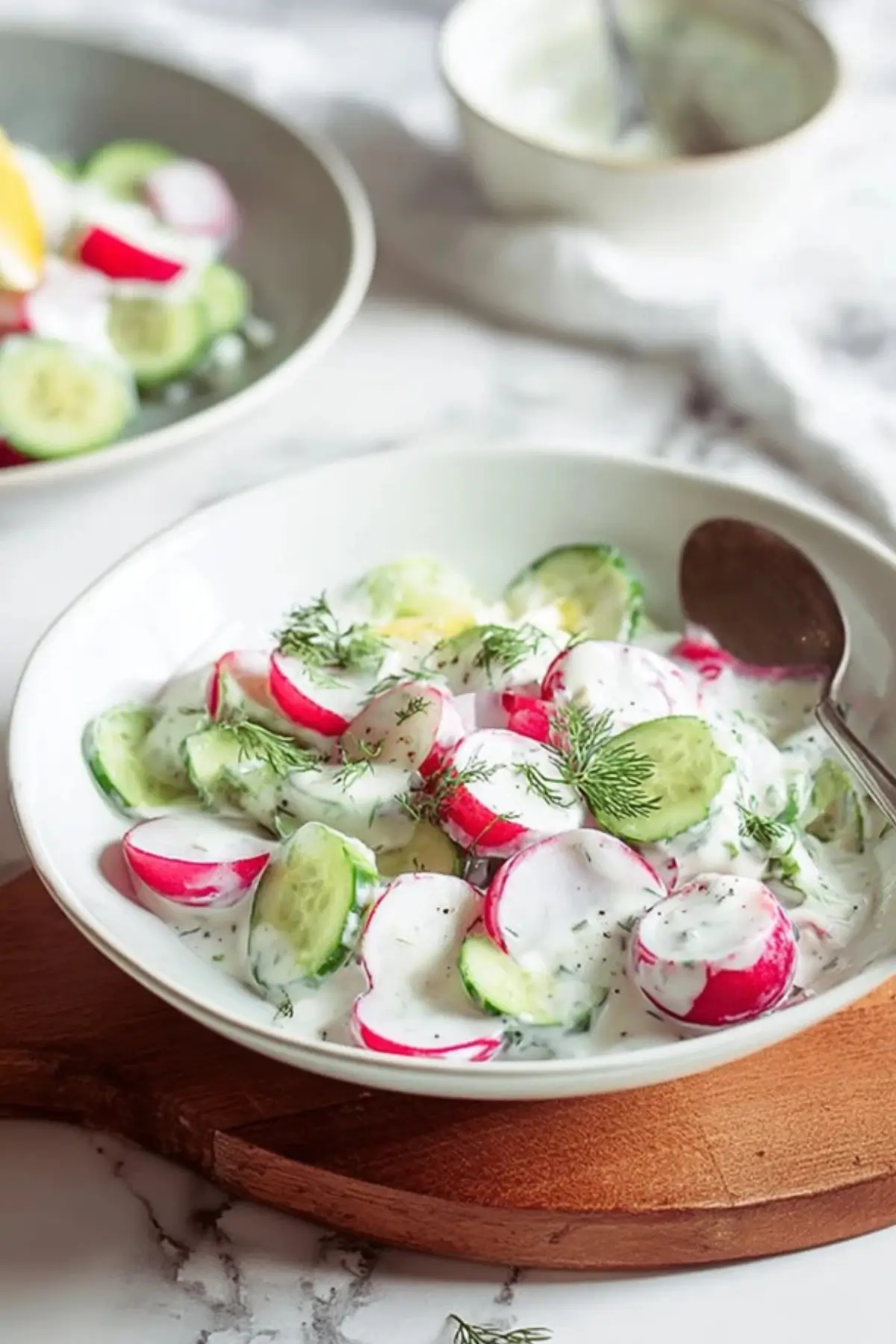 Gurken Radieschen Salat mit Joghurt Dressing