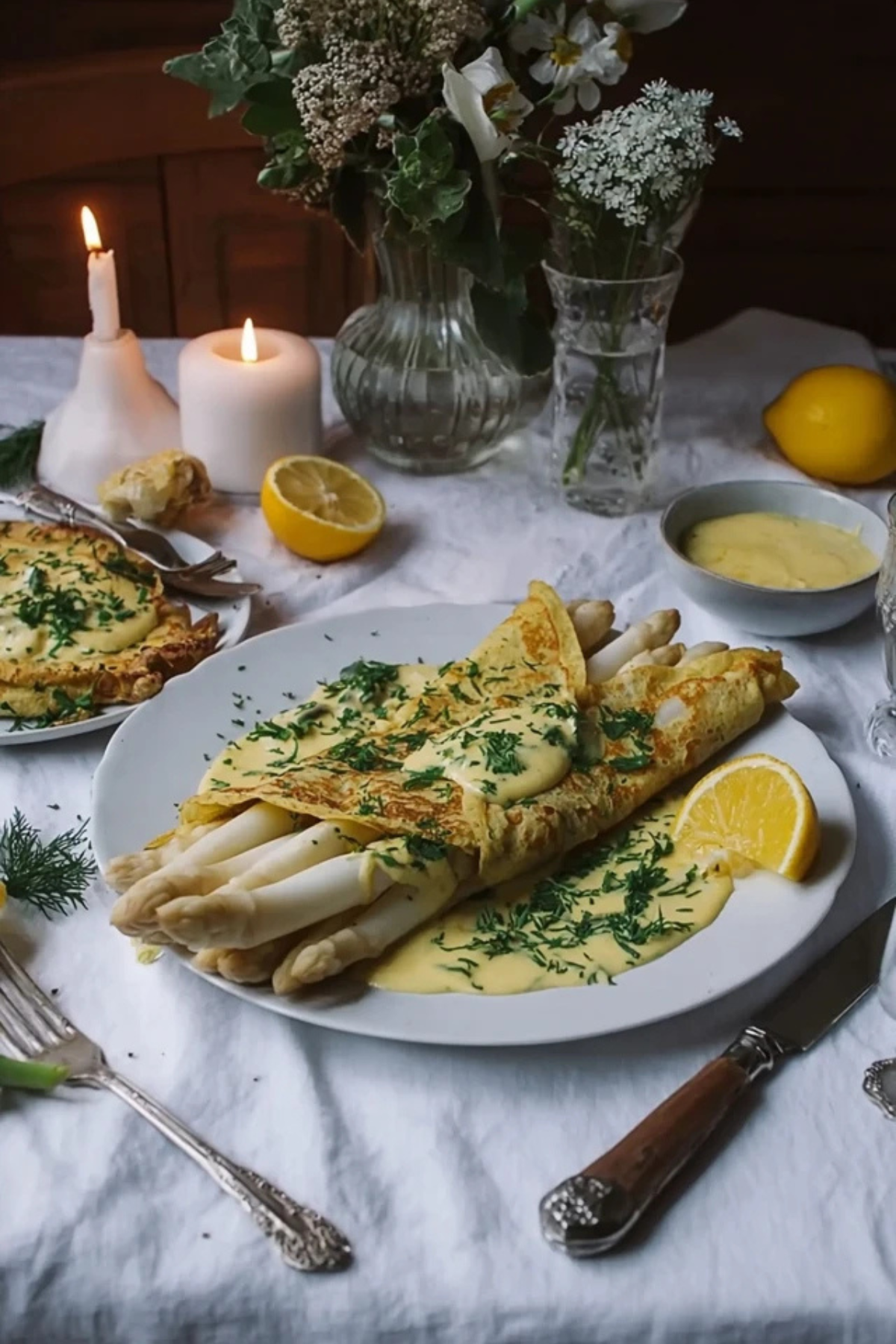 Kräuerpfannkuchen mit weißem Spargel und veganer Hollandaise