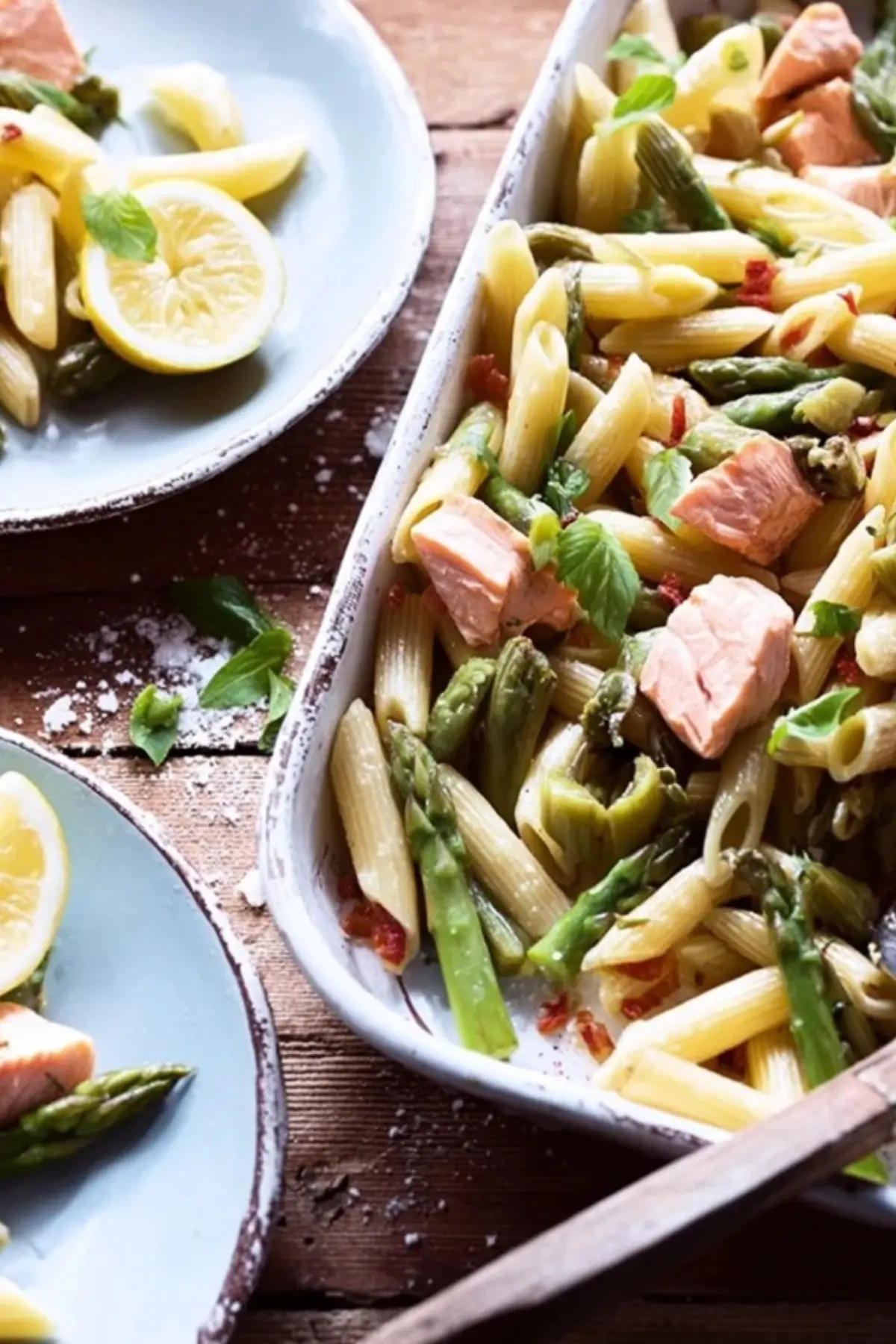 Marinierte Lachswürfel mit grünem Spargel and Penne