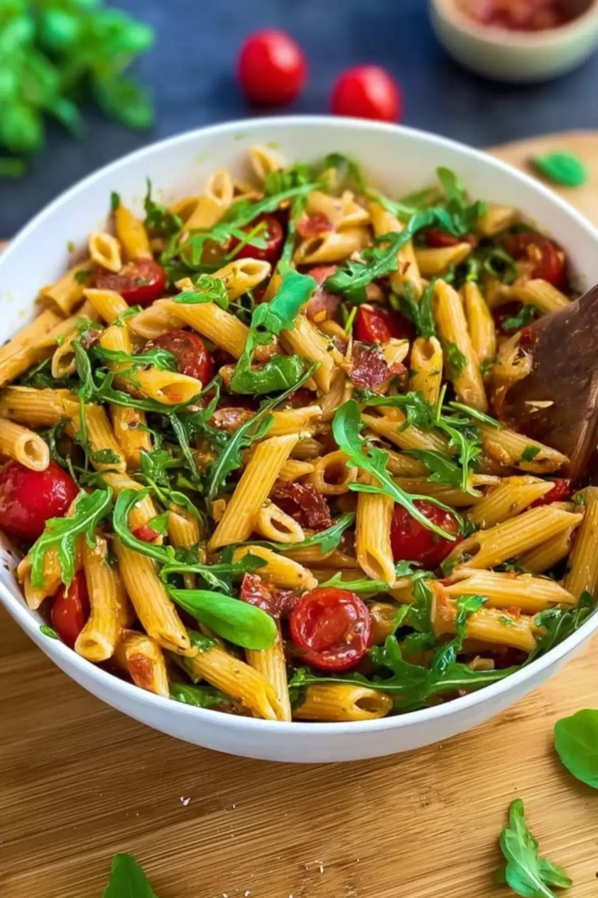 Mediterraner Nudelsalat mit Rucola und Tomaten