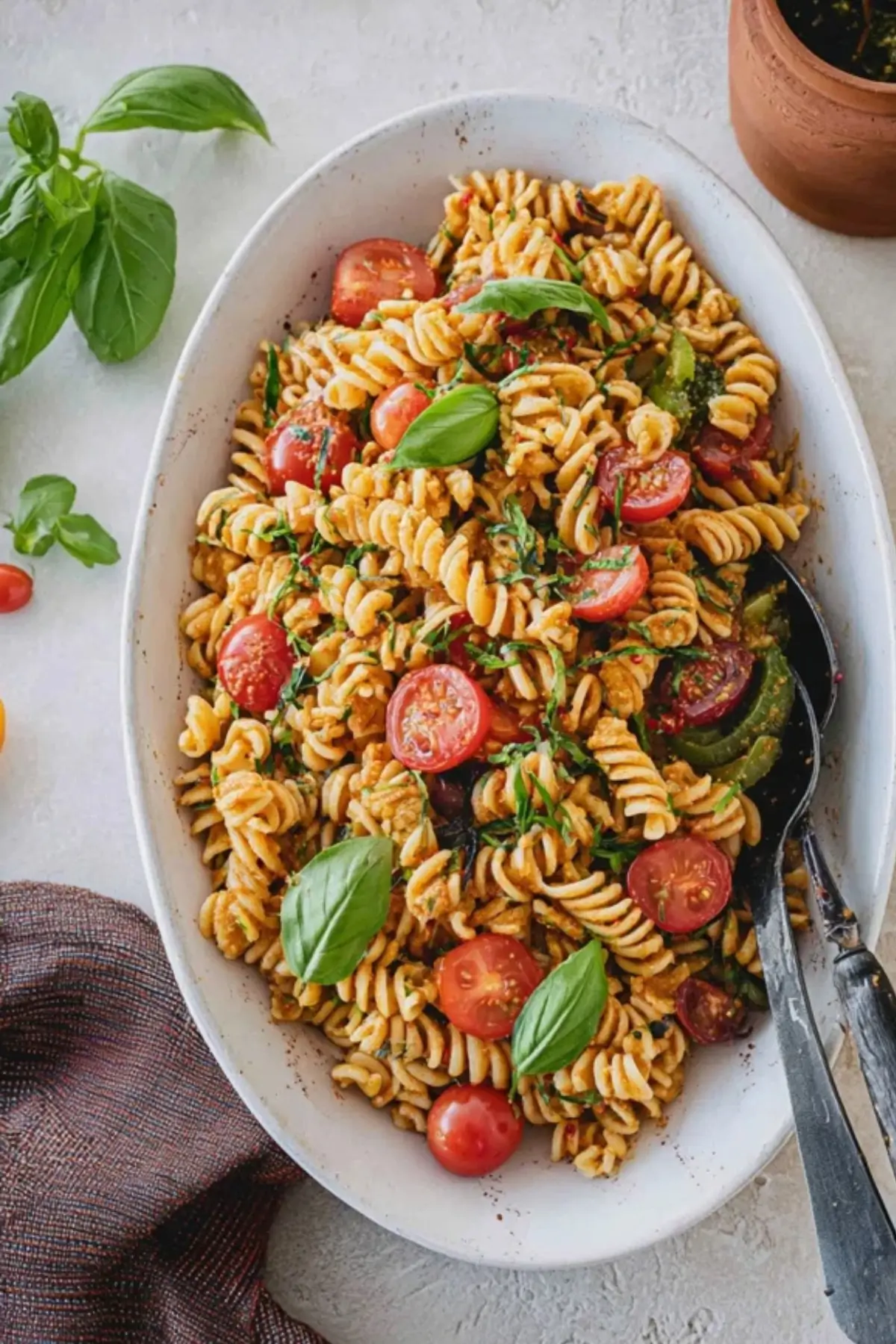 Nudelsalat mit rotem Pesto