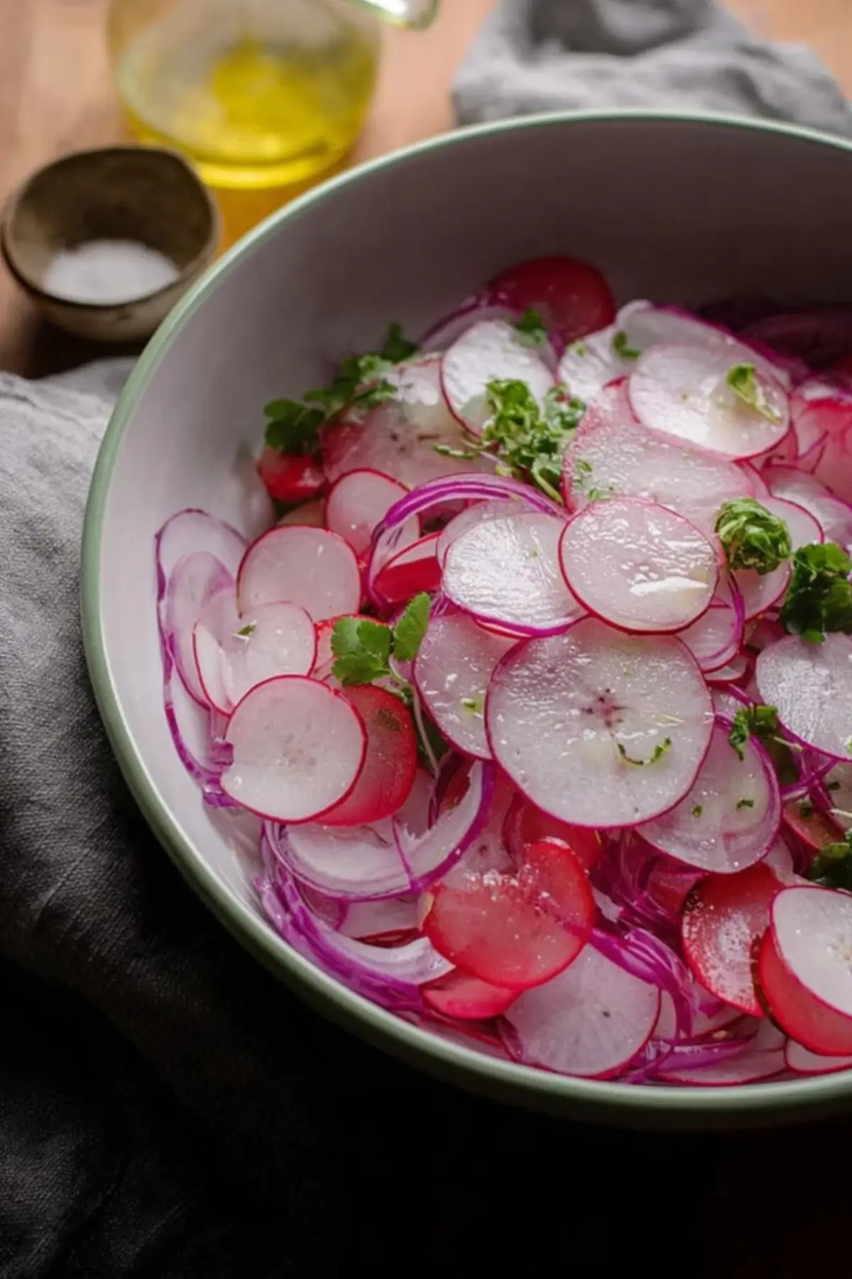 Radieschensalat mit Essig und Öl